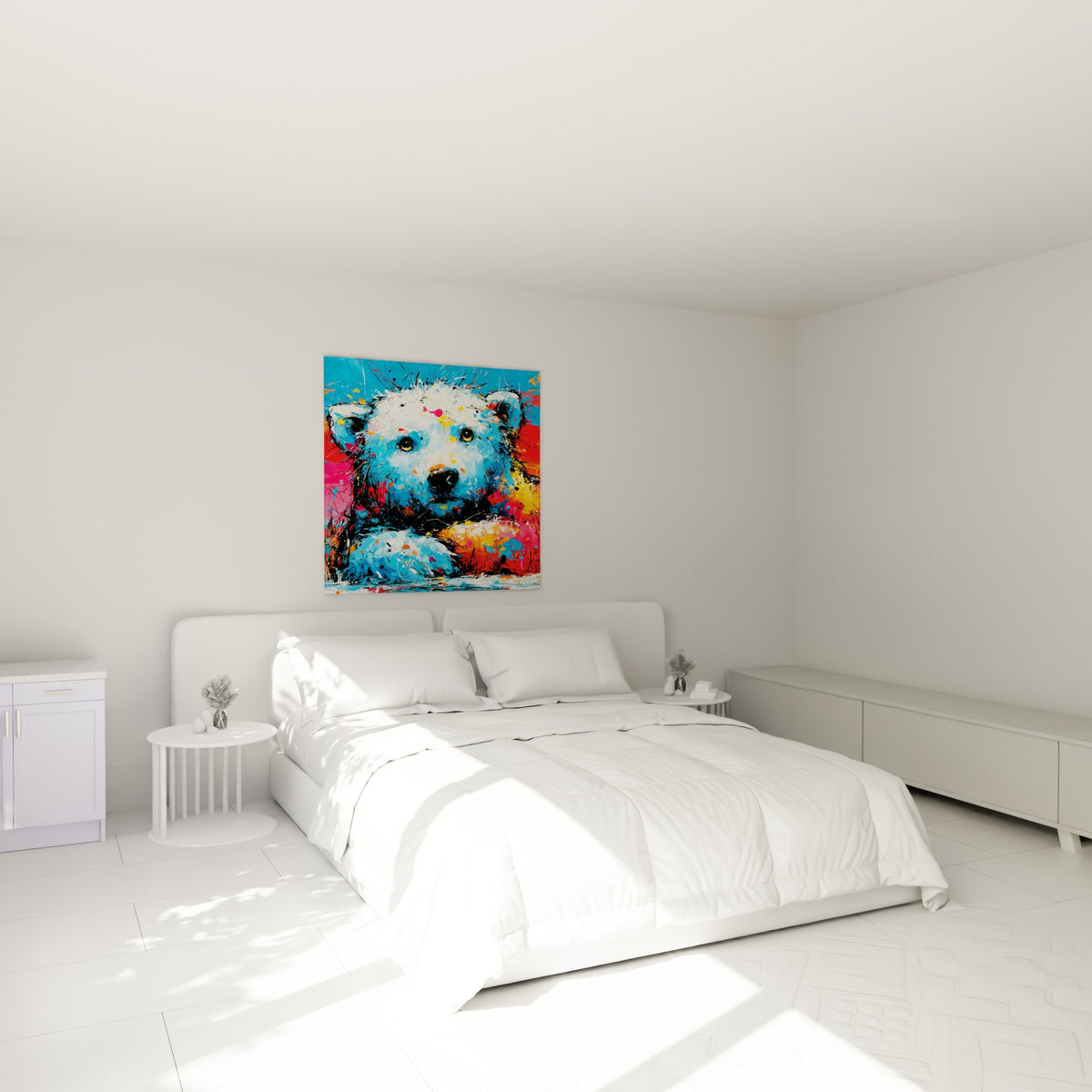 Museau noir et regard doré de l'ours polaire coloré, accroché au-dessus d'un lit dans une chambre claire