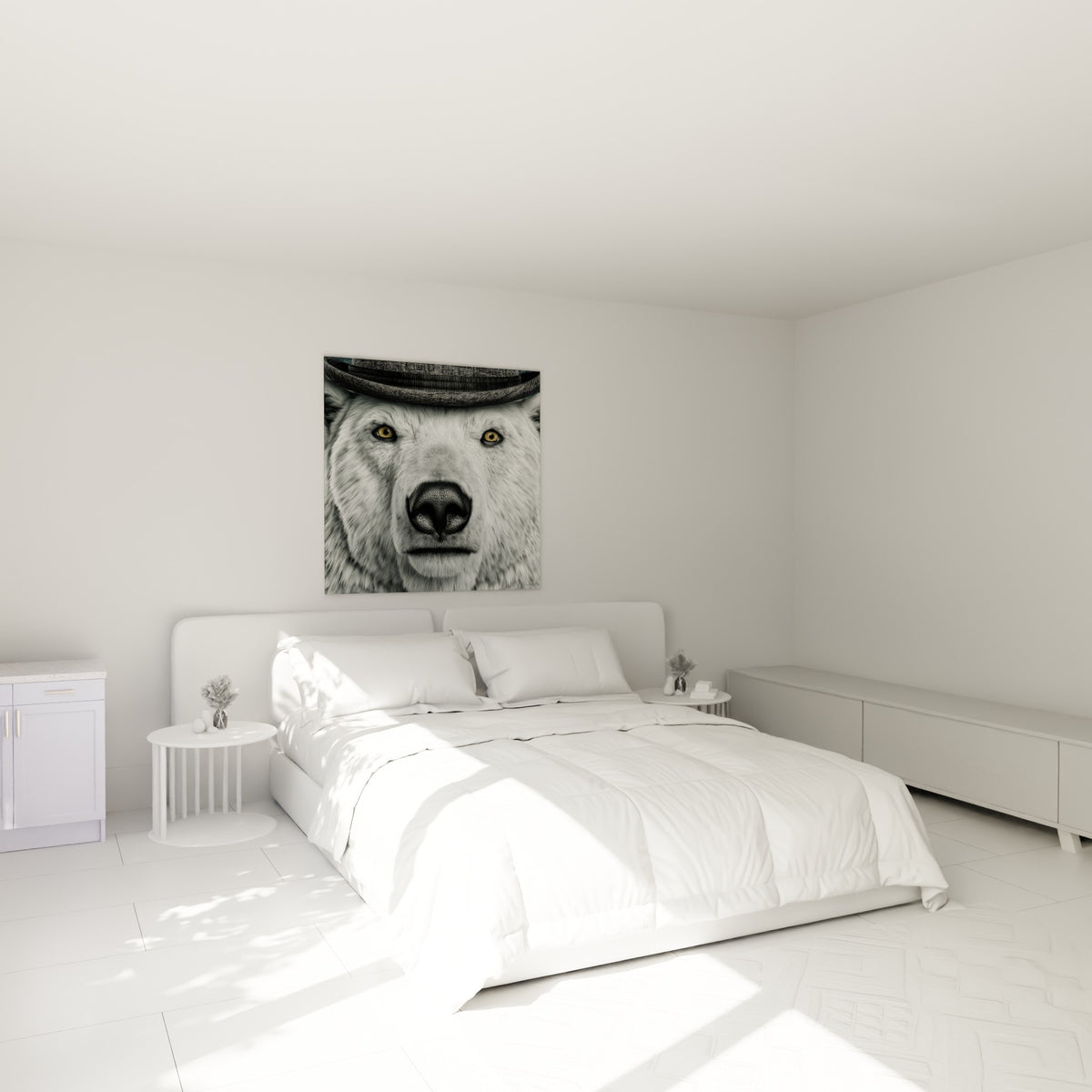 Portrait d'ours polaire coiffé d'un chapeau gris foncé, yeux dorés, au-dessus d'un lit dans une chambre claire