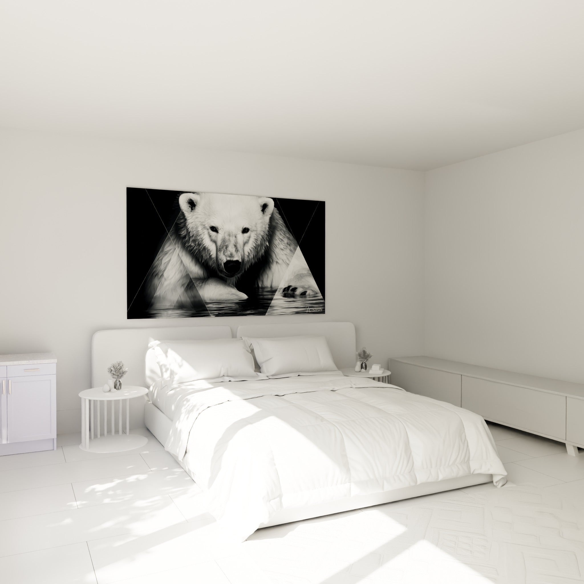 Ours polaire noir et blanc au pelage épais, accroché au-dessus d'un lit dans une chambre claire