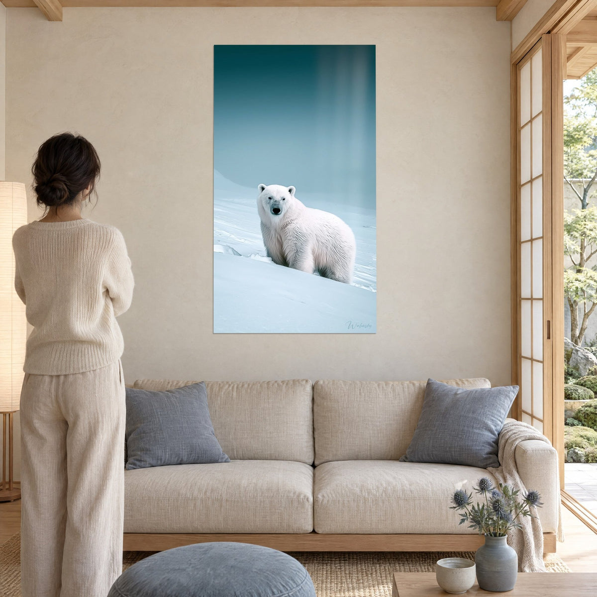 Gemälde Eisbär mit elfenbeinfarbenem Fell, verlaufender blaugrüner Himmel, vereiste Schneefläche, über einem Sofa in einem hellen Wohnzimmer