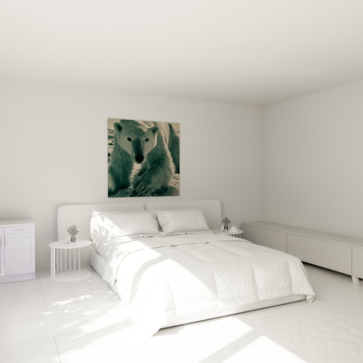 Ours polaire au regard sombre et pelage vert glacé accroché au-dessus d'un lit dans une chambre claire