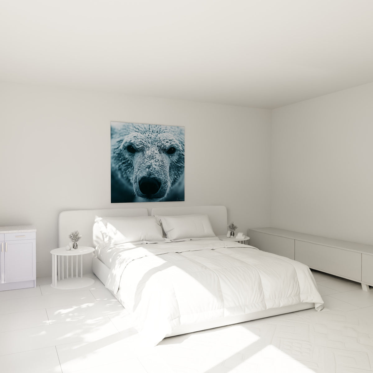 Museau d'ours polaire givré bleu et blanc accroché au-dessus d'un lit dans une chambre claire