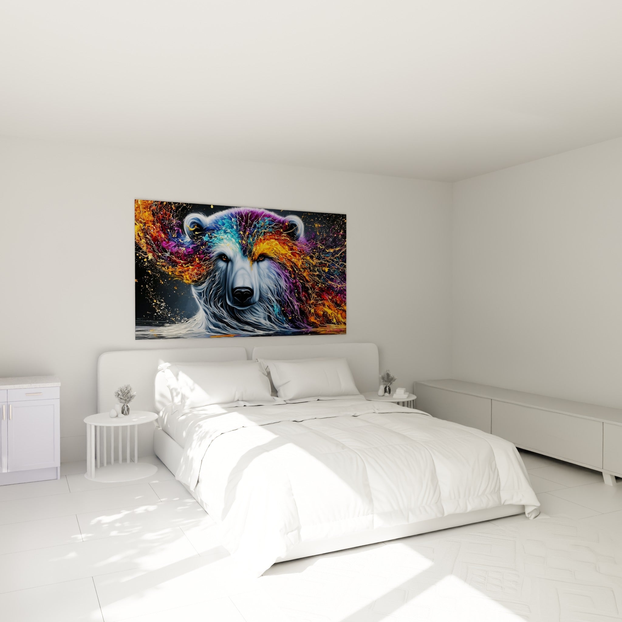 Regard perçant de l'ours polaire aux couleurs orange et violettes, au-dessus d'un lit dans une chambre claire