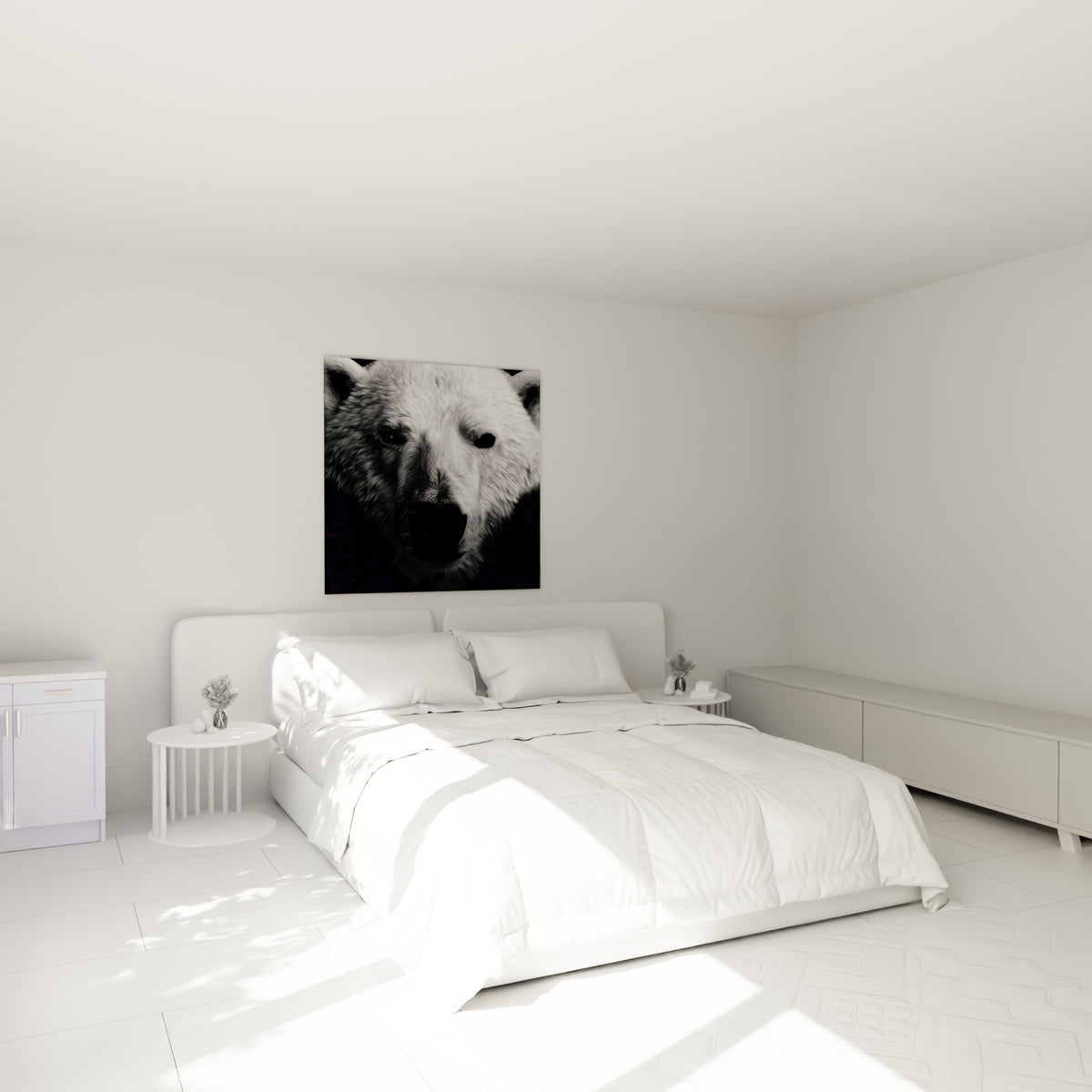 Museau d'ours polaire blanc et noir intense au-dessus d'un lit dans une chambre claire