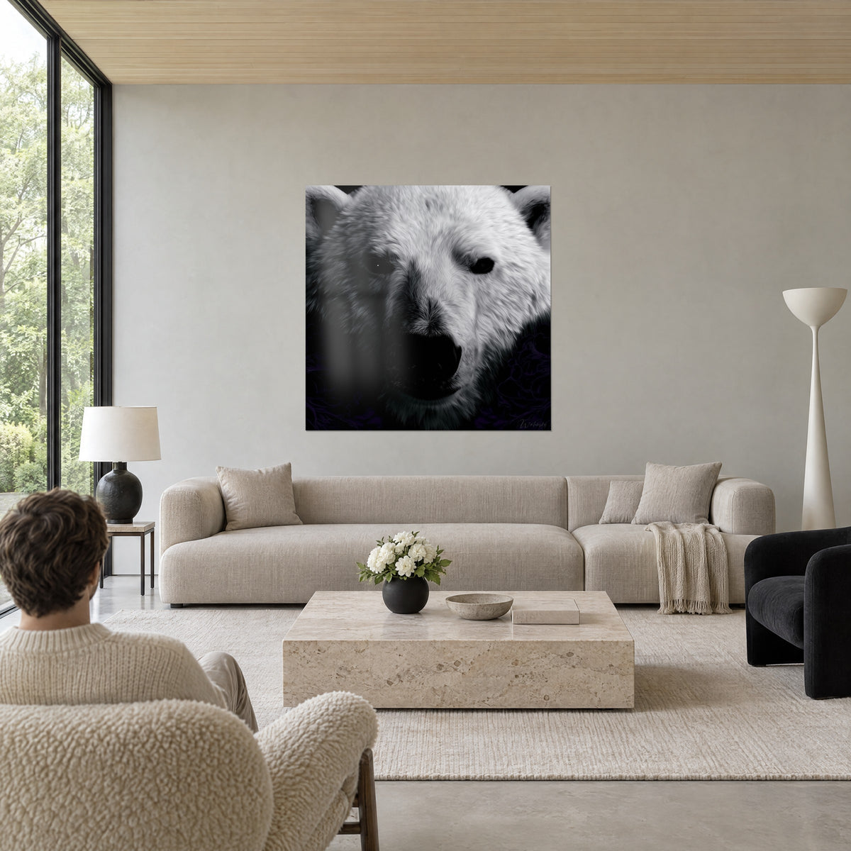 Schilderij ijsbeer met smetteloze vacht en zwarte snuit, donkere blik, boven een bank in een lichte woonkamer
