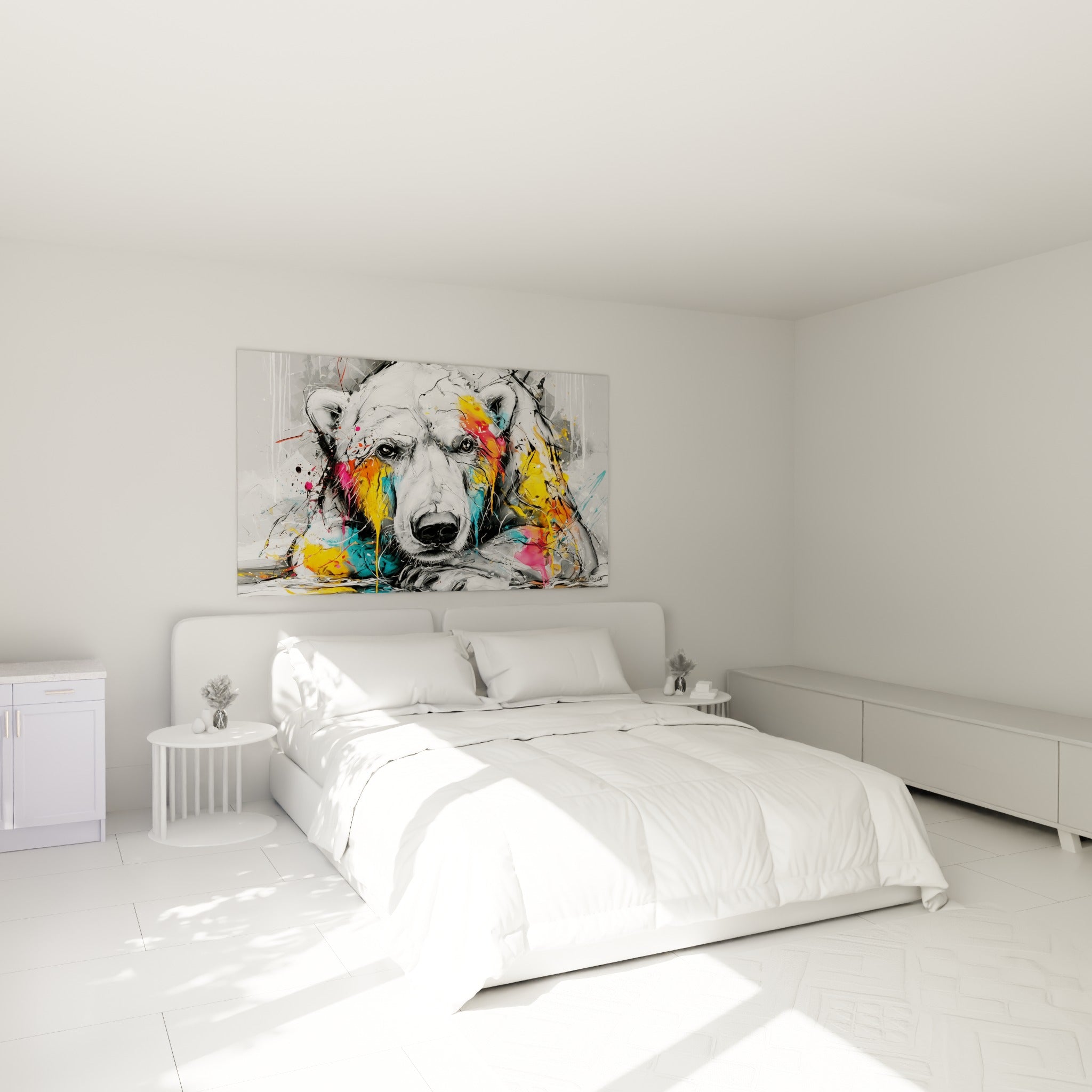 Regard intense de l'ours polaire coloré en jaune et rose, au-dessus d'un lit dans une chambre claire