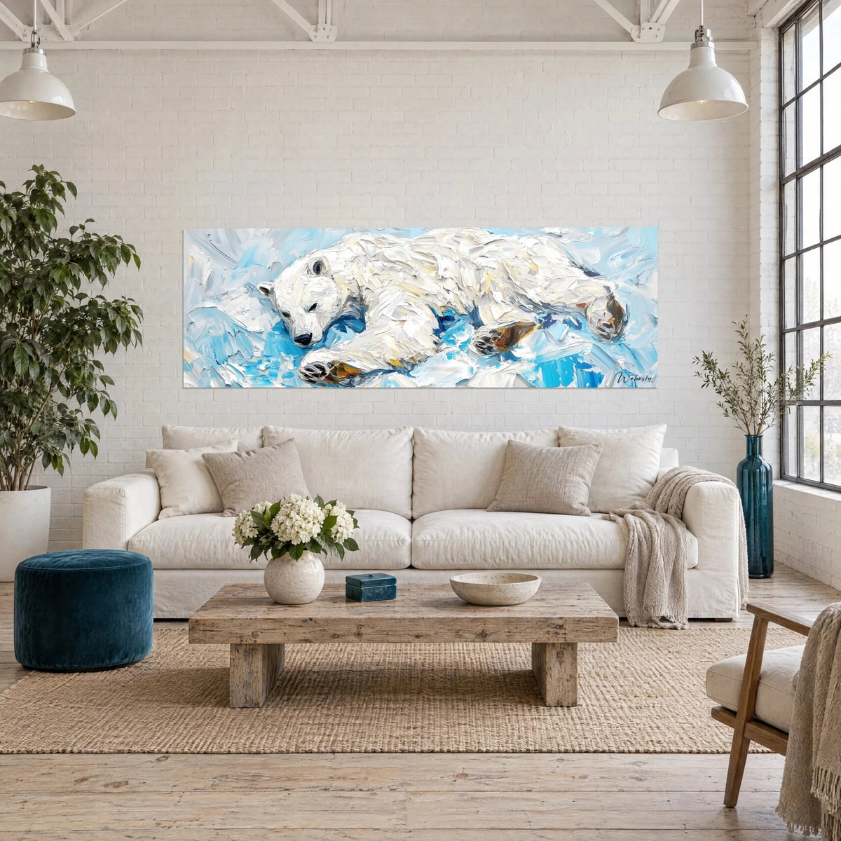 Gemälde Eisbär schlafend in dicker weißer Pastenmalerei auf himmelblauem Eis, über einem Sofa in einem hellen Wohnzimmer