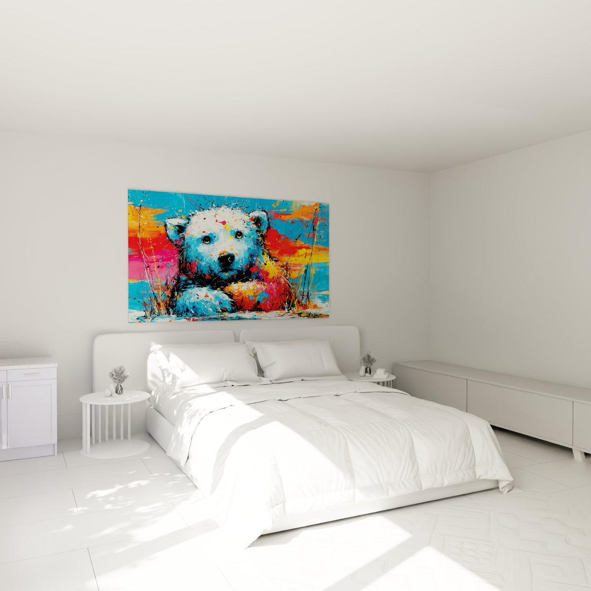 Ourson blanc aux touches roses et bleues accroché au-dessus d'un lit dans une chambre claire
