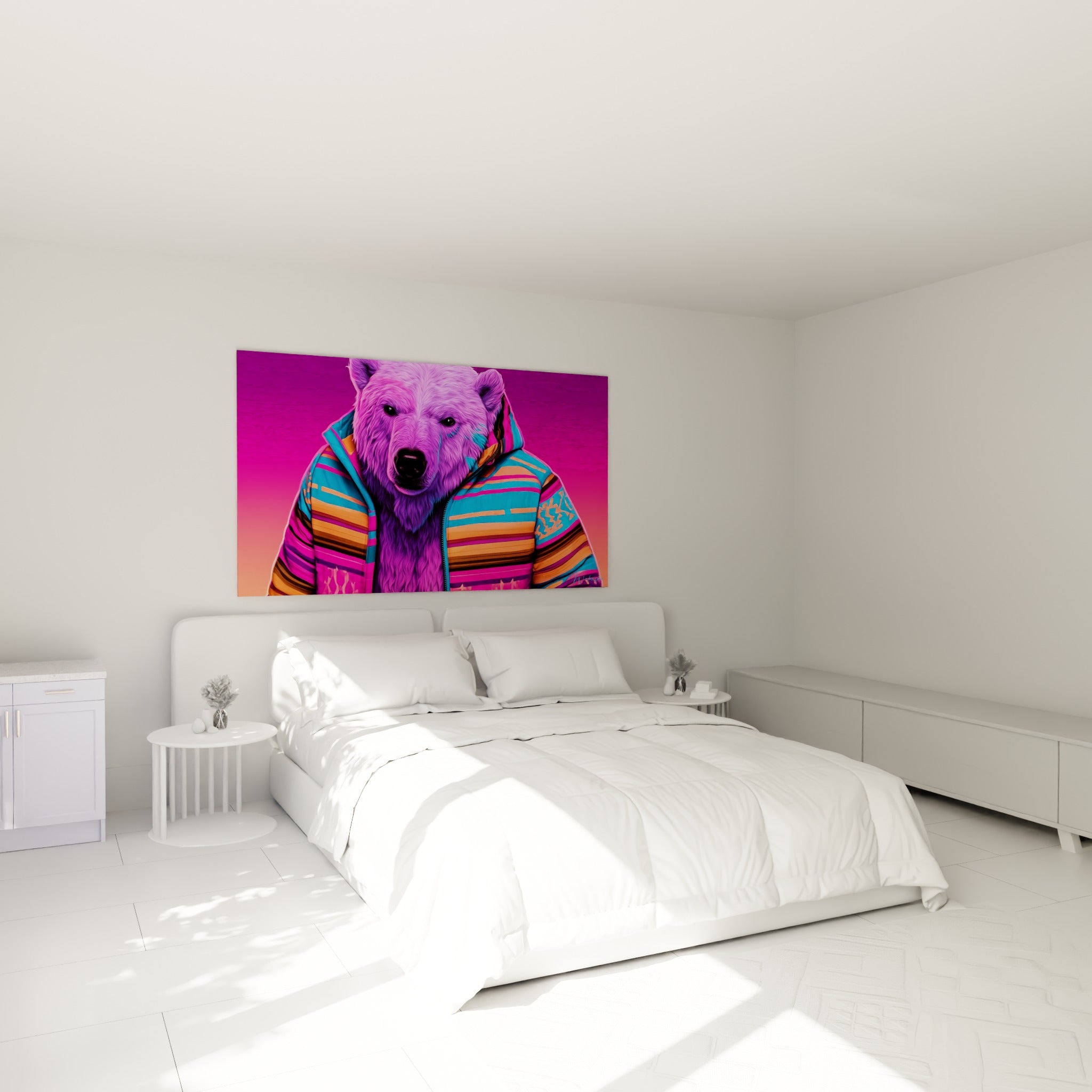 Museau noir de l'ours polaire rose et violet vêtu d'une doudoune colorée, au-dessus d'un lit dans une chambre claire