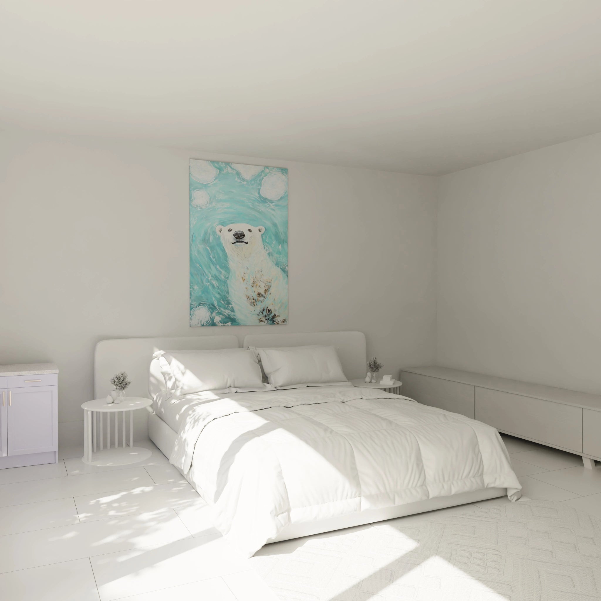 Tableau ours polaire Walensky suspendu au-dessus d'un lit blanc dans une chambre lumineuse minimaliste