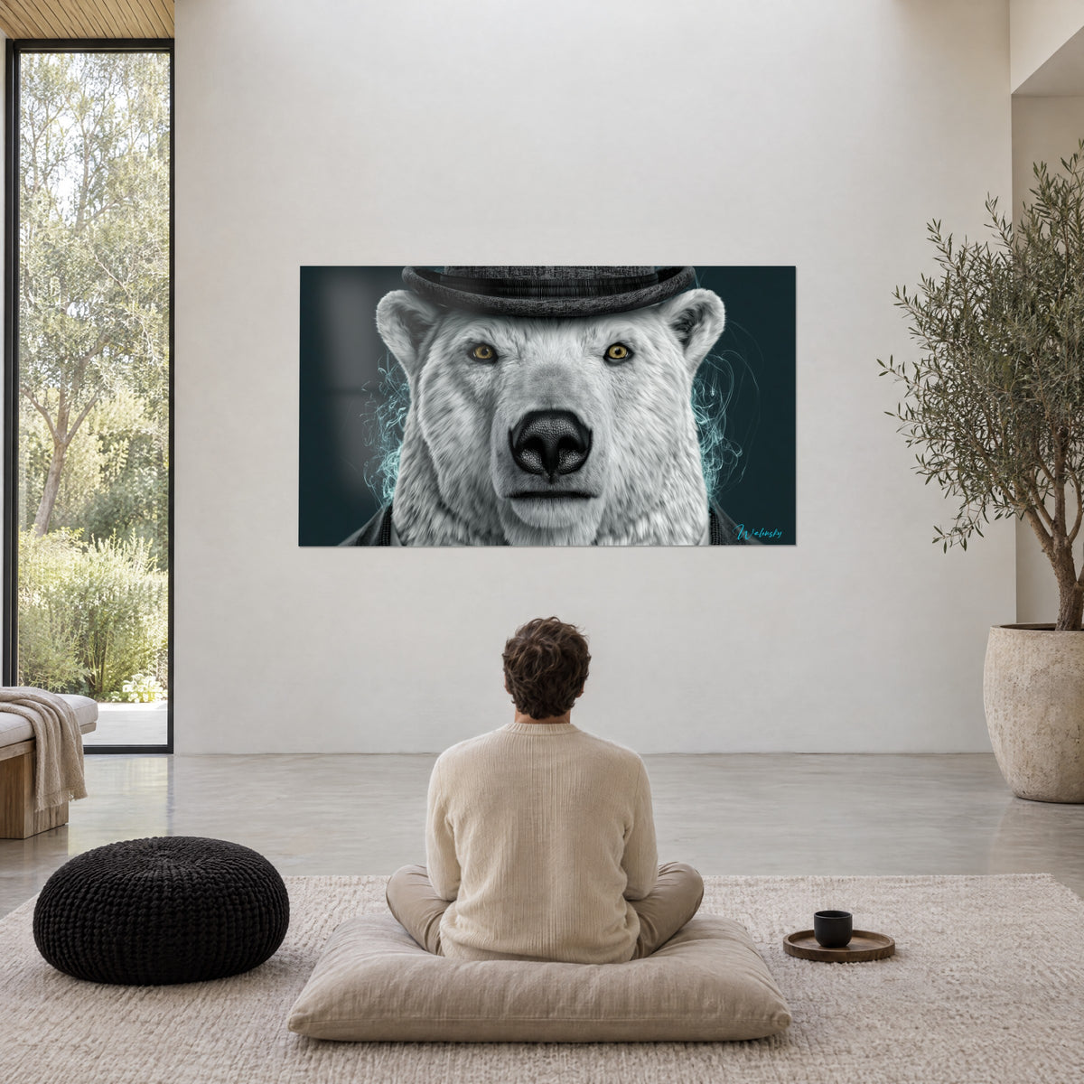 Tableau face à face avec un ours blanc distingué, chapeau anthracite et regard miel, dans un grand séjour épuré
