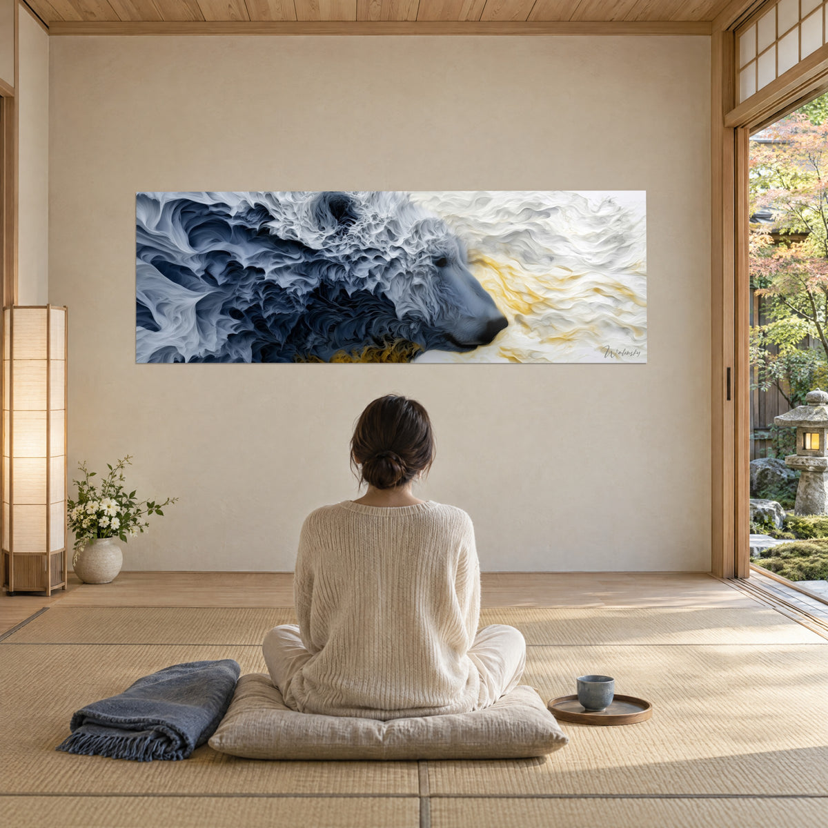 Cuadro bestia de hielo de pelaje azul profundo fundido en velos blancos y dorados, contemplado por una mujer sentada de espaldas sobre un tatami