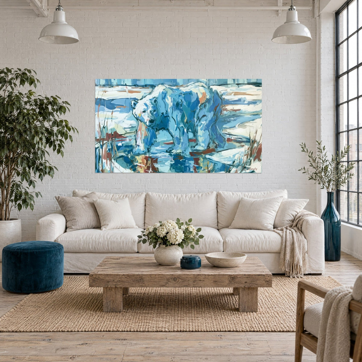 Gemälde Eisbär mit kobaltblauen Flanken und rostroten Akzenten, Spiegelung im Teich, über einem Sofa in einem hellen Wohnzimmer