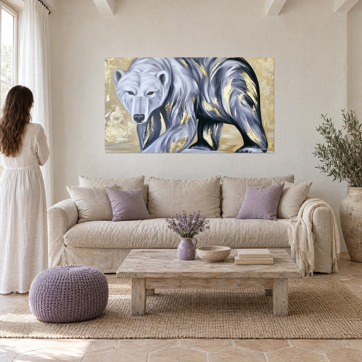 Gemälde Eisbär mit goldenen Strähnen, Fell in Grau und Silber, an der Wand über dem Sofa eines provenzalischen Landhauses in einem hellen Wohnzimmer