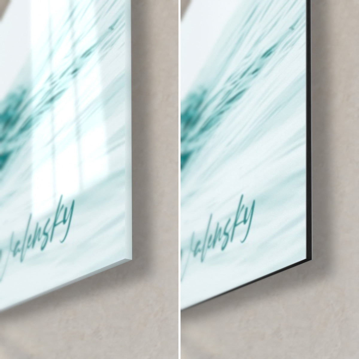 Gemälde Eisbär, untere rechte Ecke: cyanfarbene Signatur auf glänzendem Glas mit Reflexen, mattschwarzes Dibond-Aluminium, 3 mm Kante