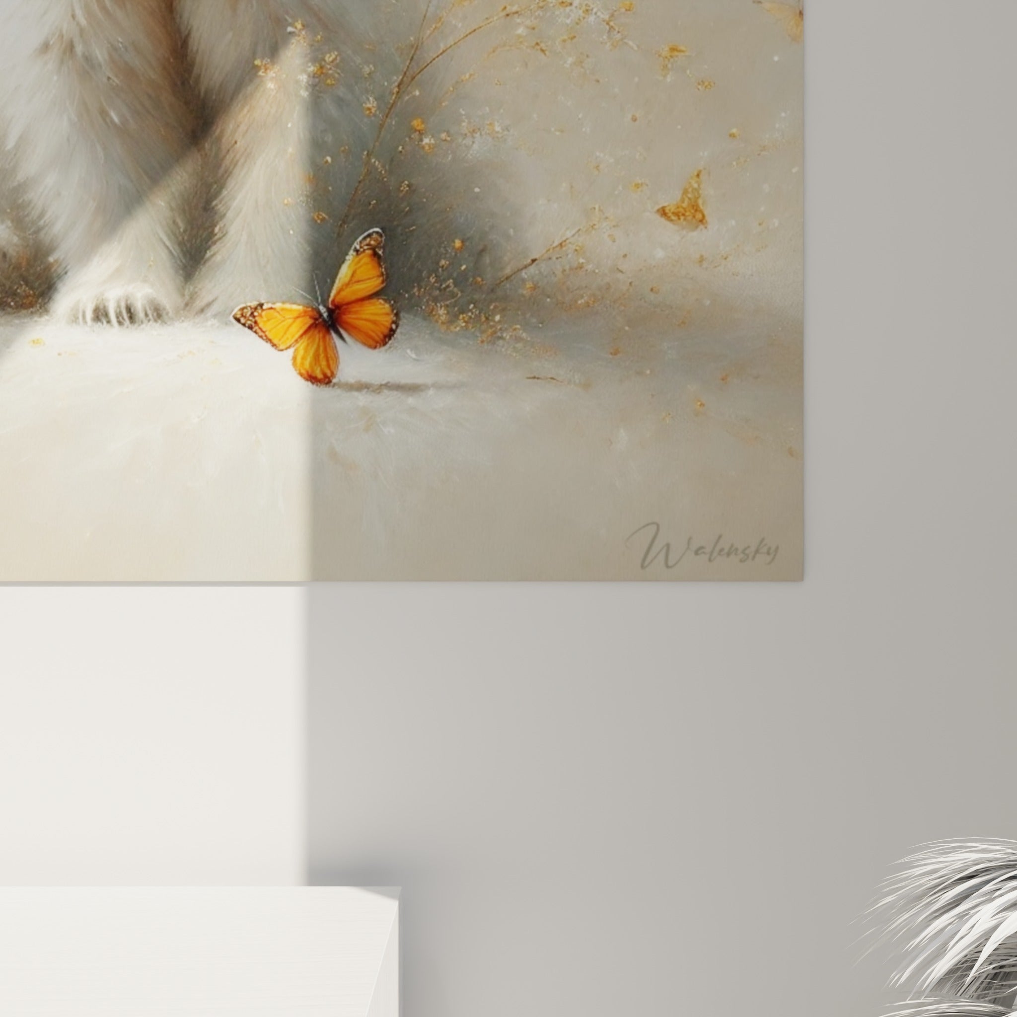 Grain pictural du pelage blanc de l'ourson et touches orange vif des ailes de papillon en gros plan