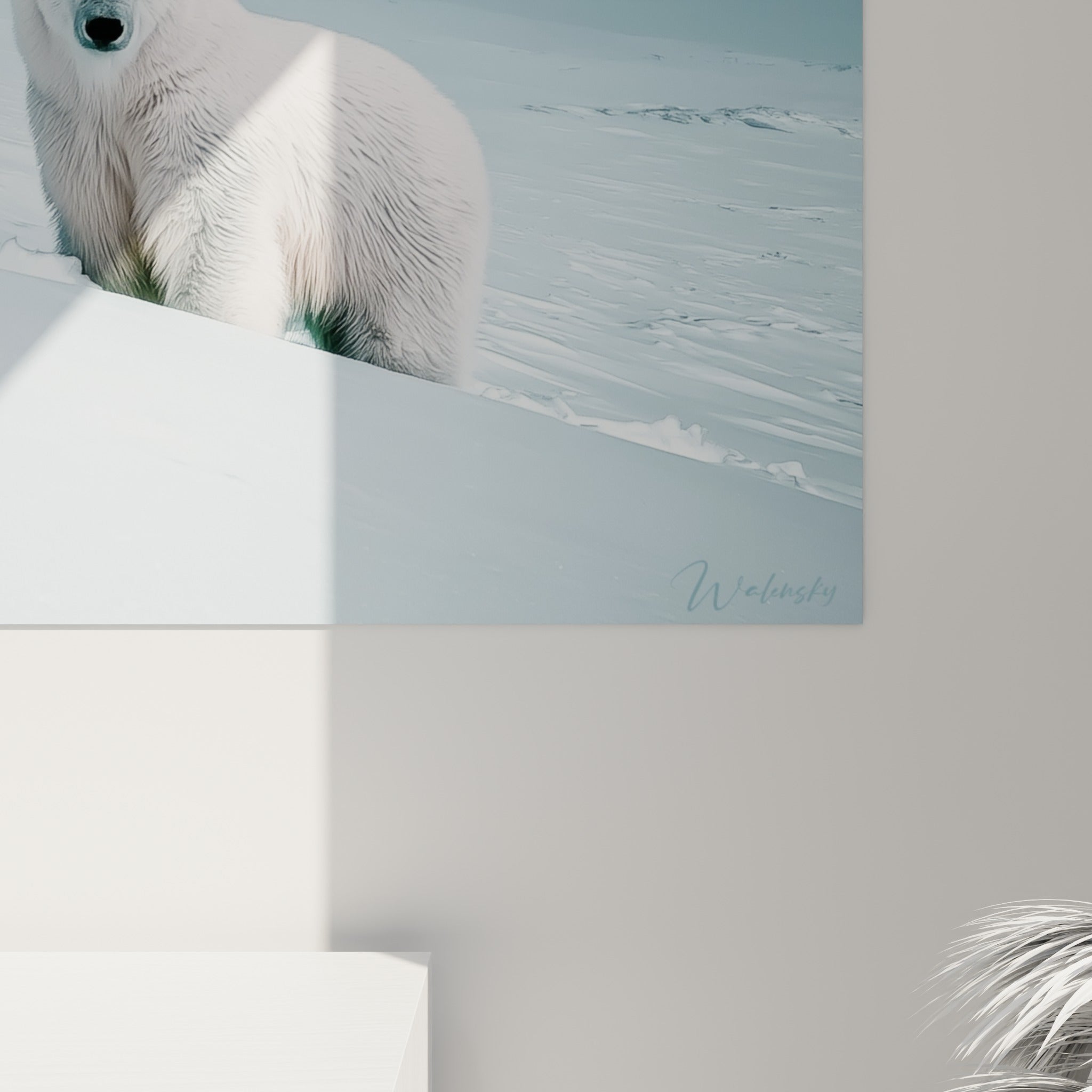 Détail du pelage texturé blanc et bleu-gris de l'ours polaire, grain visible de l'impression