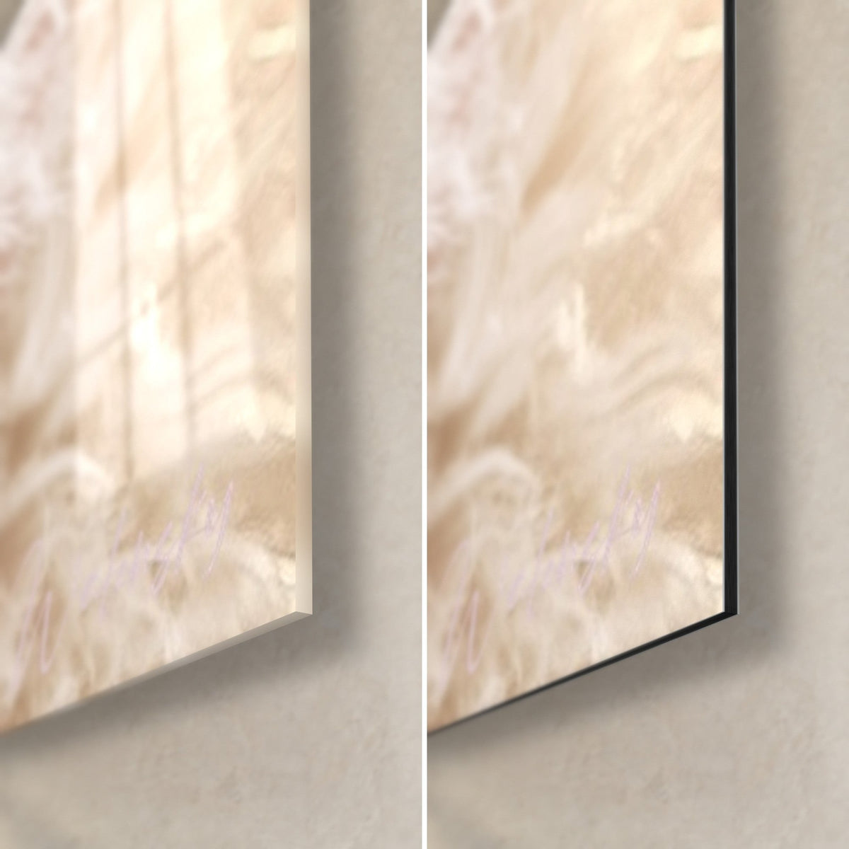 Tableau ours blanc élégant, coin bas droit : verre acrylique brillant aux reflets beige, alu Dibond noir mat, tranche de 3 mm