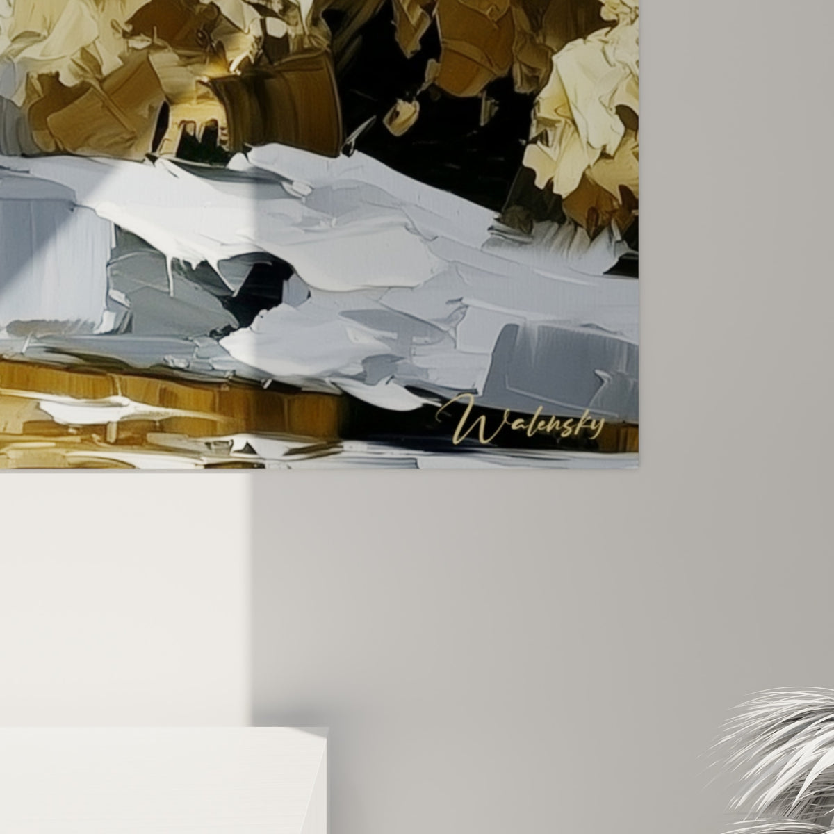 Empâtements épais de peinture blanche et dorée révélant la matière du pelage de l'ours polaire à courte distance