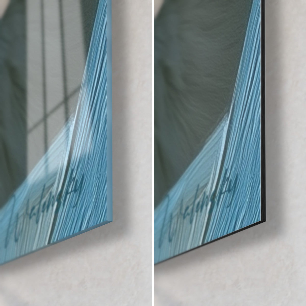 Gemälde Eisbär in Elfenbein und Marineblau, untere rechte Ecke: glänzendes Acrylglas links, mattschwarzes Dibond rechts, 3 mm Kante