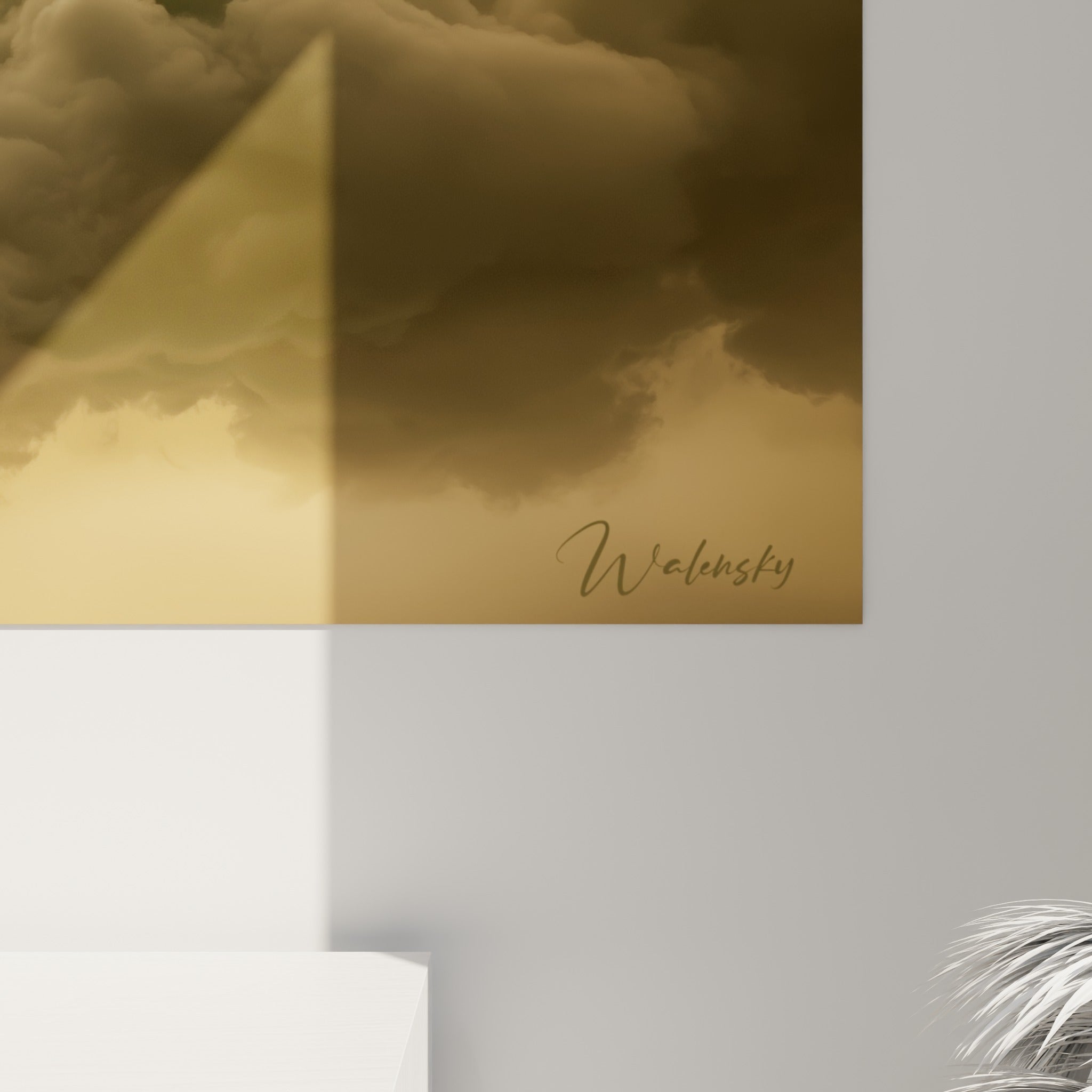 Texture de la fourrure crème et grain doré des nuages visibles en gros plan sur cette œuvre accrochée