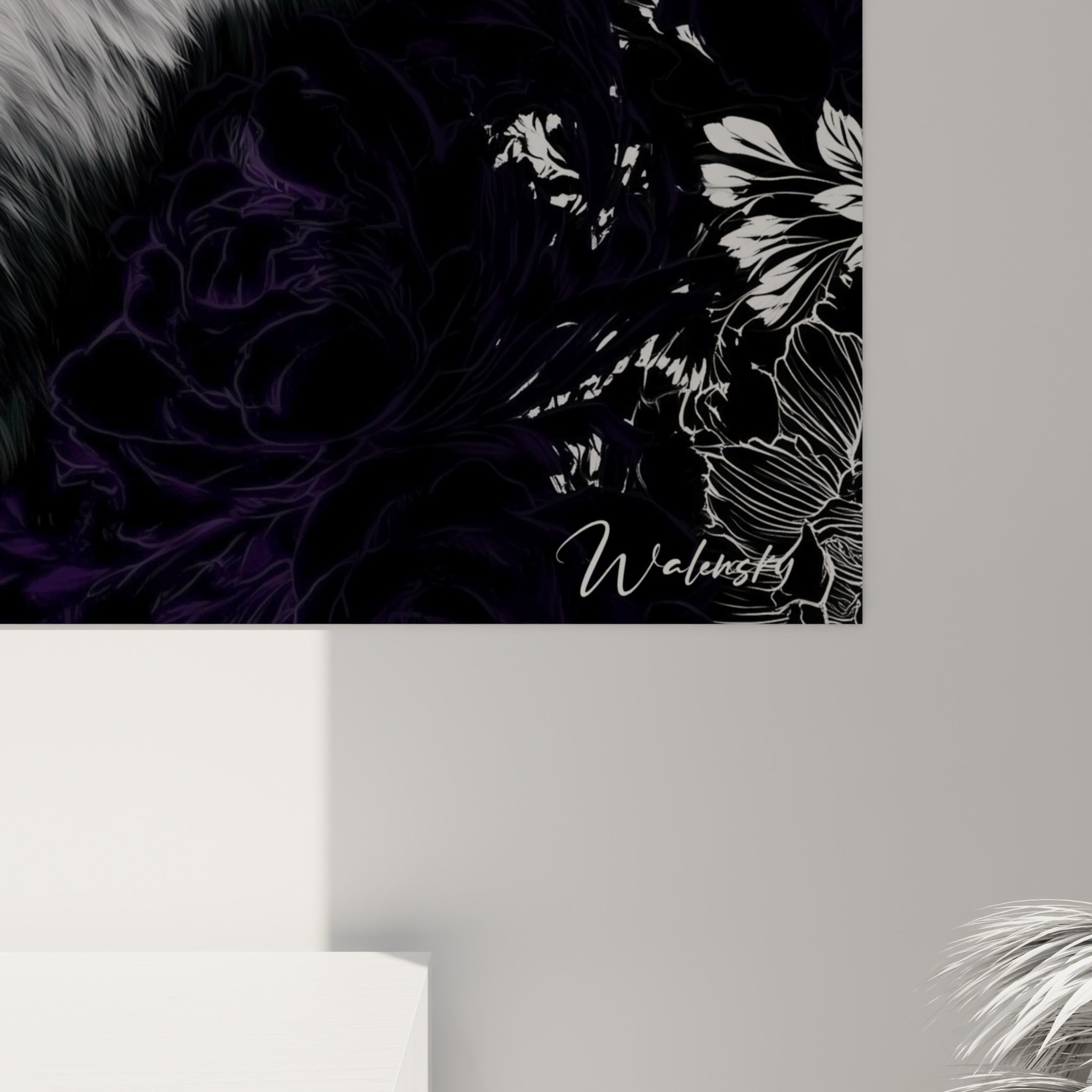 Détail du pelage blanc texturé et des motifs floraux gravés en angle sur fond violet sombre de l'œuvre encadrée