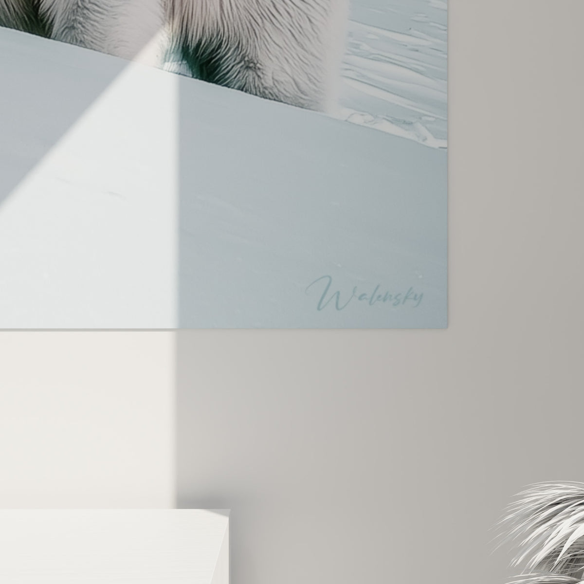 Empâtements et reflets gris sur le pelage blanc de l'ours polaire, grain visible près du bleu pétrole du fond