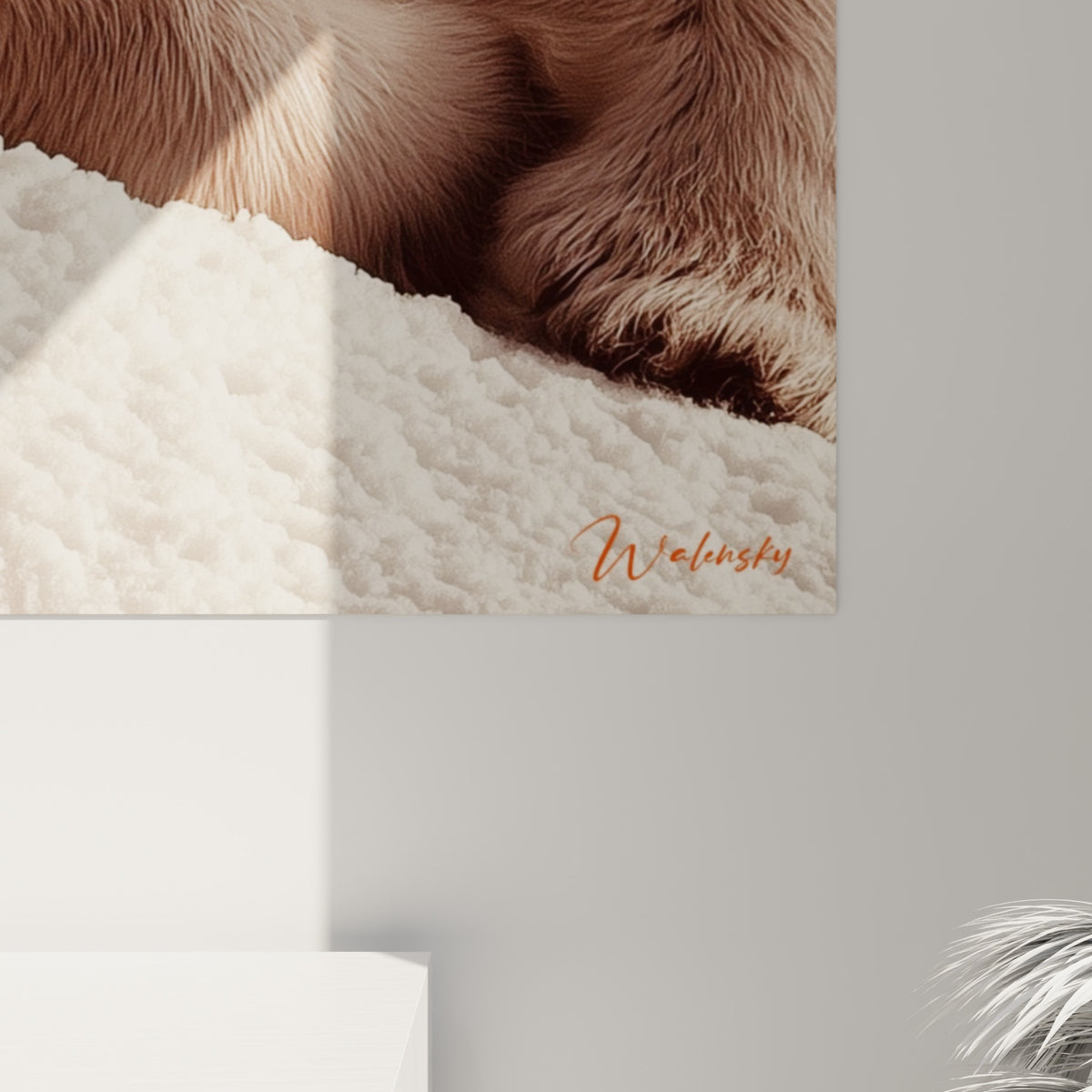 Détail du pelage beige et blanc de l'ours polaire, texture veloutée et grain fin de la lumière dorée