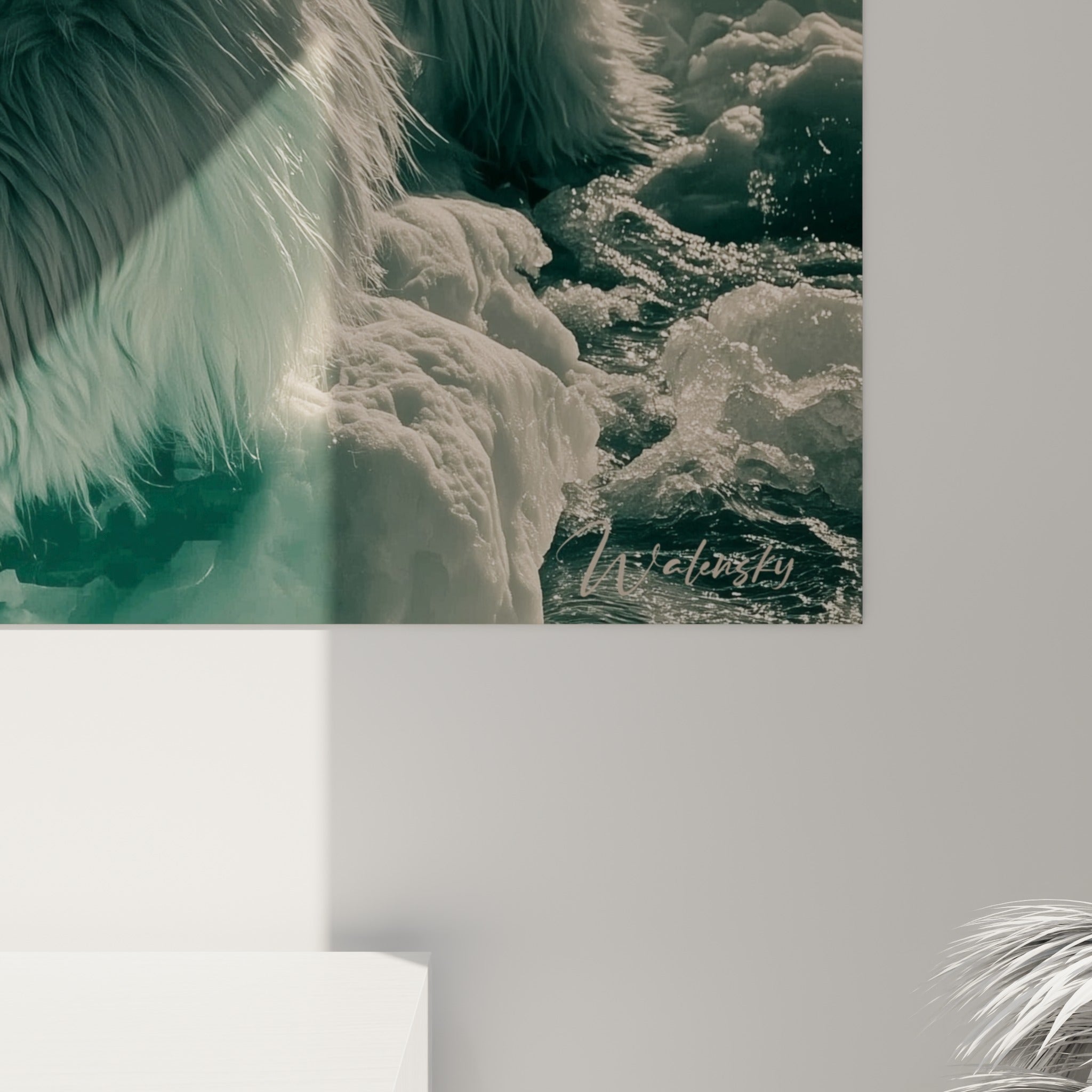Grain photographique du pelage beige et crème de l'ours polaire, empâtements visibles sur la glace anthracite