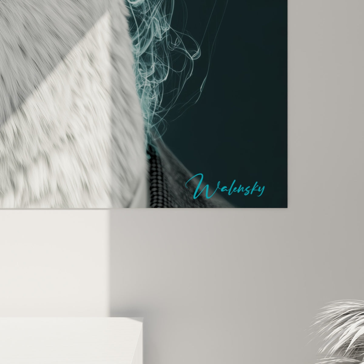 Détail du pelage texturé de l'ours polaire, nuances de blanc et gris, reflets turquoise pâle sur le bord du cadre