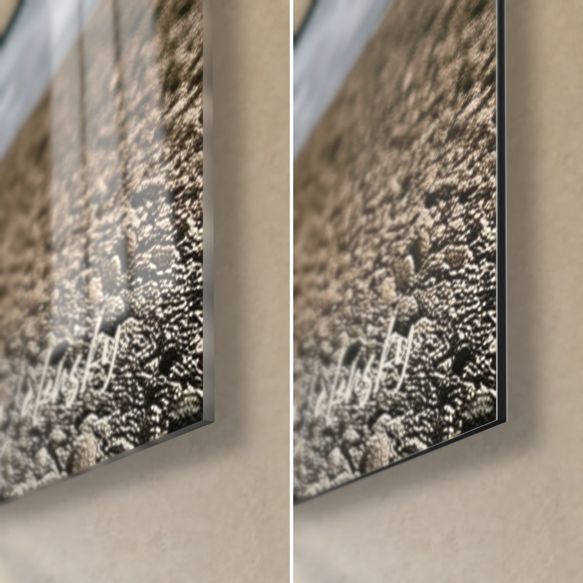Gemälde Bär im Mosaik aus Elfenbein und Ocker, untere rechte Ecke: glänzendes Glas mit Reflexen links, mattes Dibond rechts, 3 mm Kante