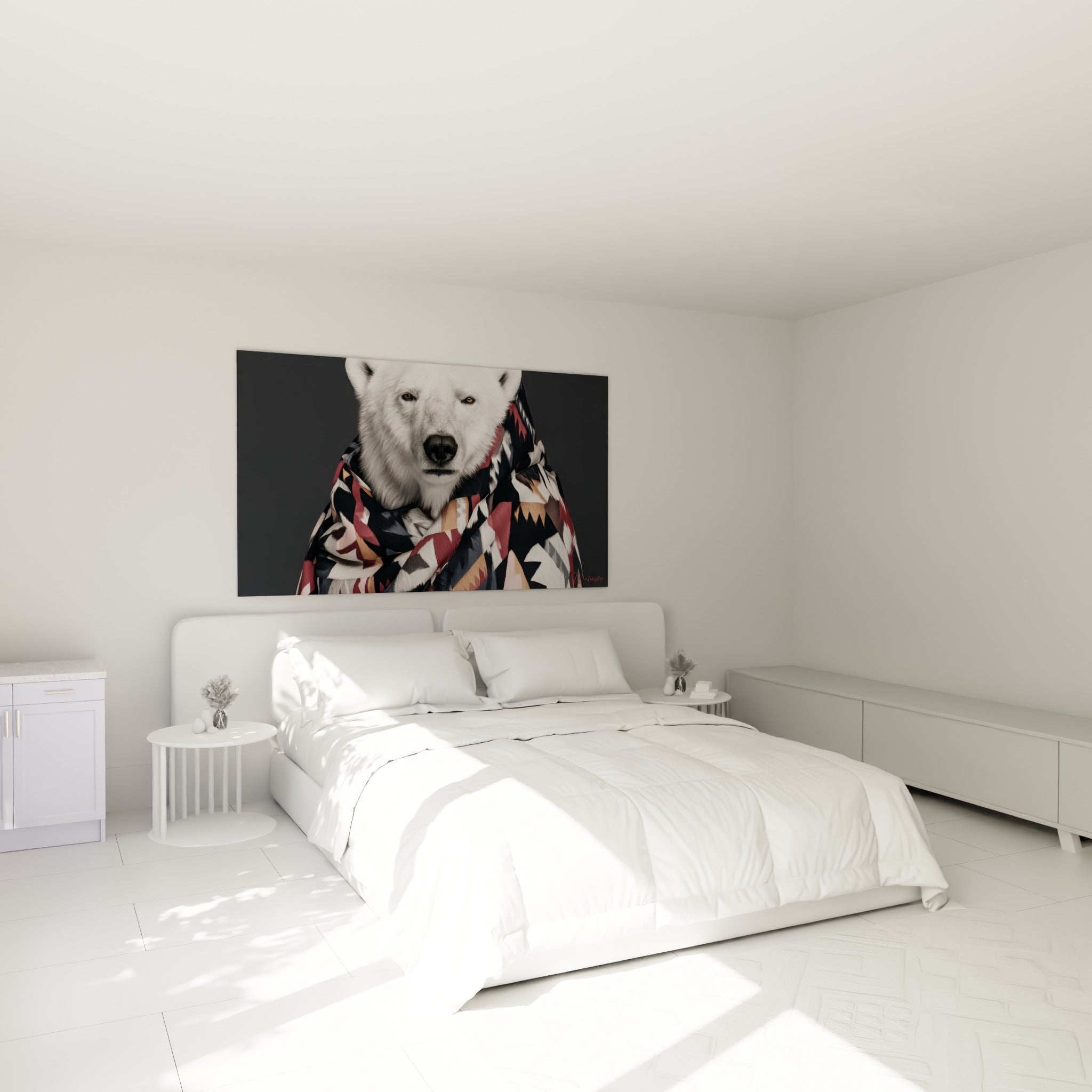 Ours polaire enveloppé d'un tissu rose et rouille, accroché au-dessus d'un lit dans une chambre claire