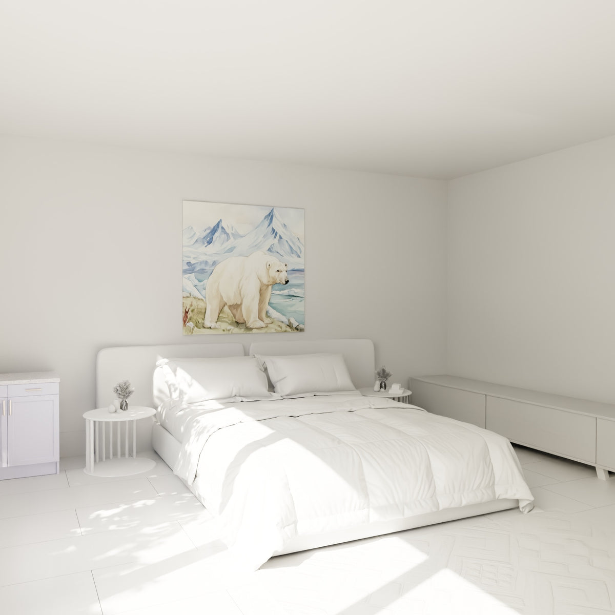 Silhouette d'ours polaire crème face à des sommets bleu ardoise, au-dessus d'un lit dans une chambre claire