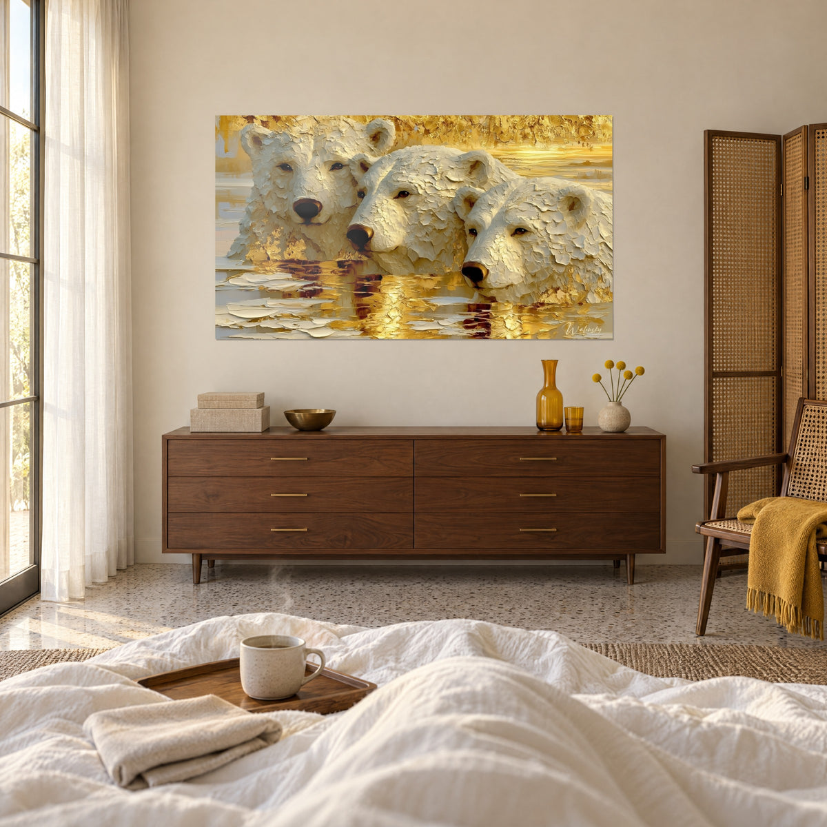 Tableau trio de plantigrades blancs plongés dans une eau d'or fondu, empâtements crème et ambre, au-dessus d'un lit dans une chambre claire