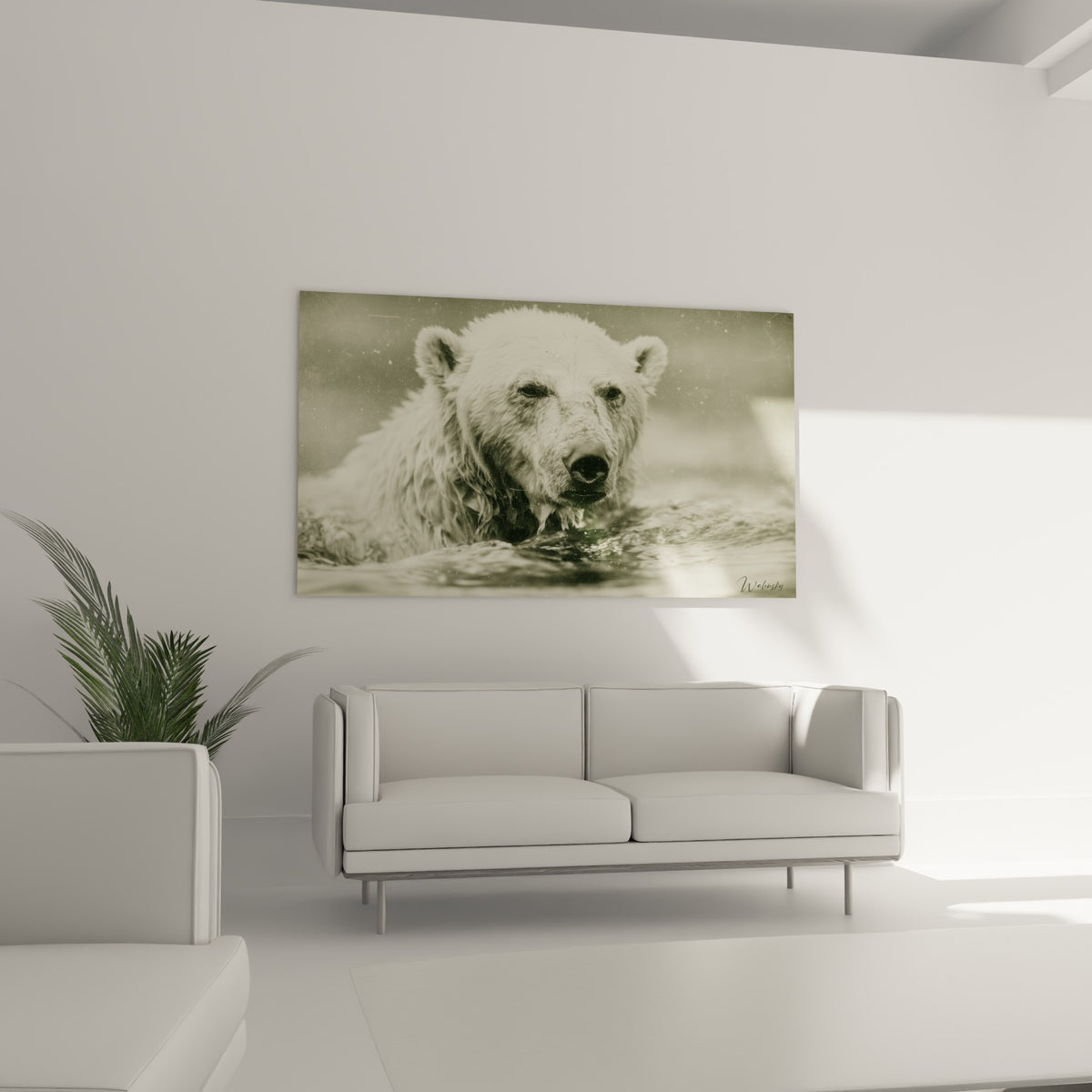 Regard sombre et pelage sépia de l'Ours polaire suspendu au-dessus d'un canapé dans un salon lumineux