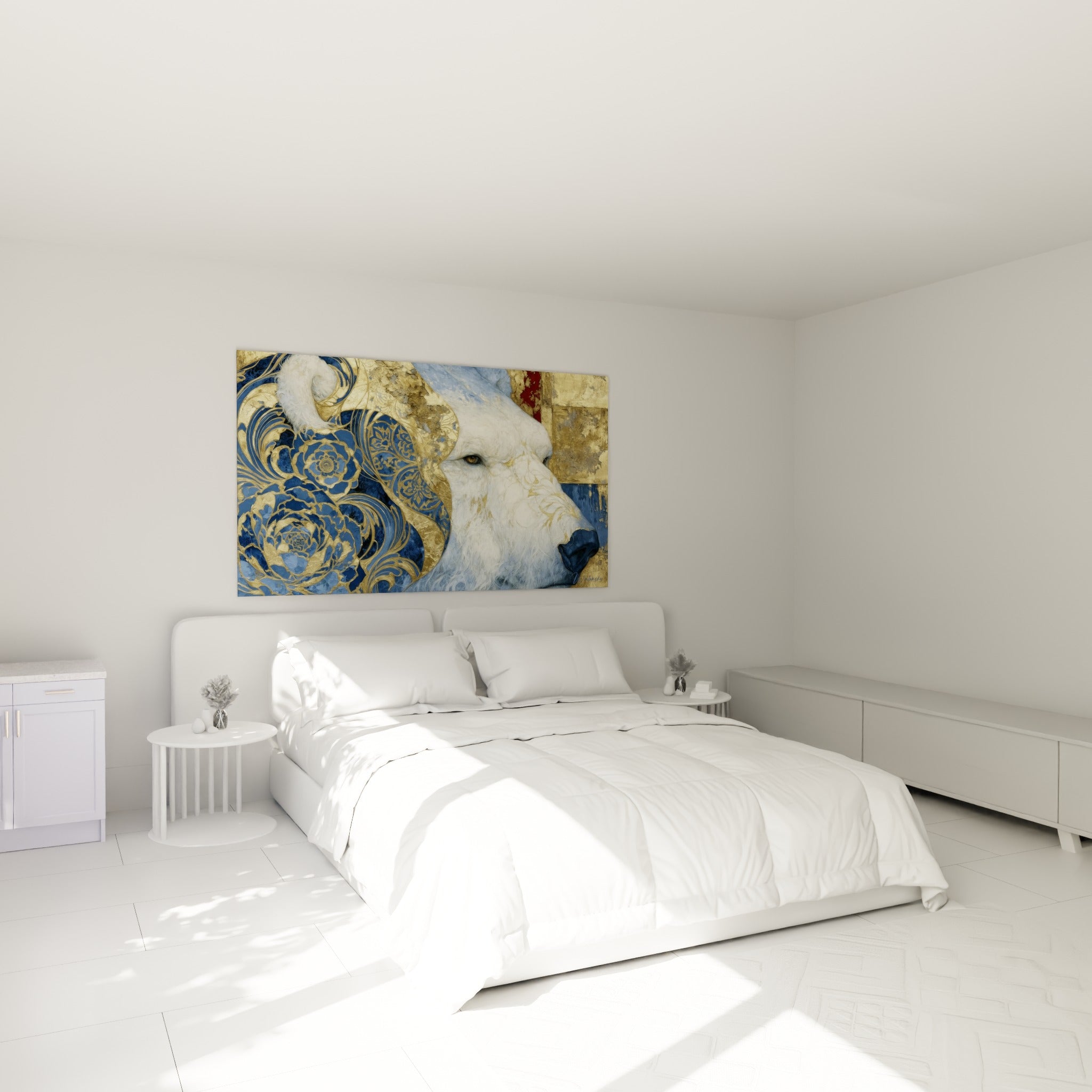 Ours polaire paré de volutes dorées et bleu marine, accroché au-dessus d'un lit dans une chambre claire