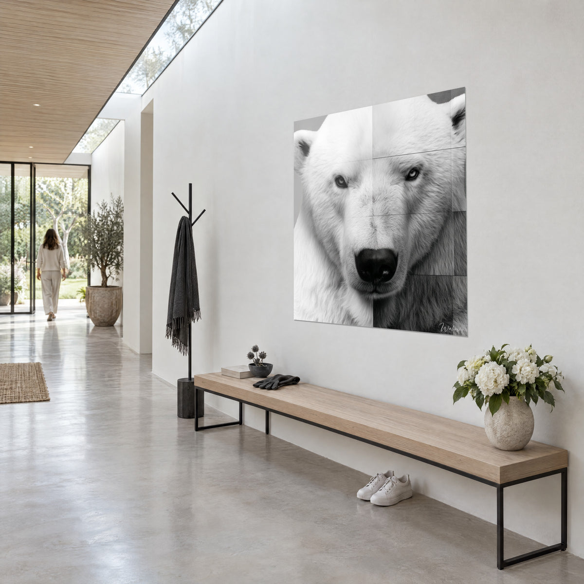 Quadro ritratto di orso bianco in bianco e nero, occhi penetranti e tartufo d'ebano, su una parete chiara accanto a una panca in legno