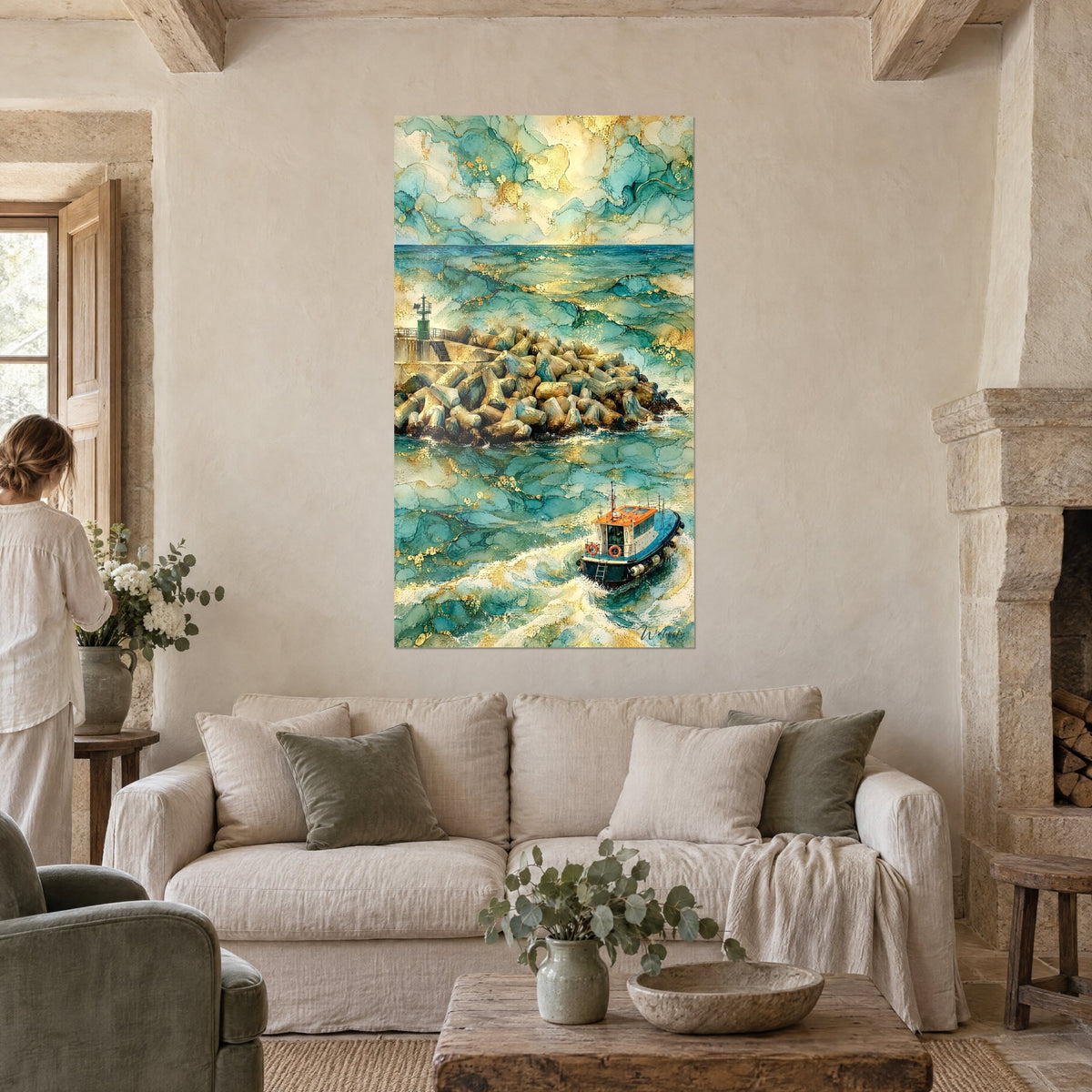 Tableau bateau de pêche orange filant devant la digue turquoise et dorée, regardé par une femme de dos, au-dessus d'un canapé dans un salon lumineux
