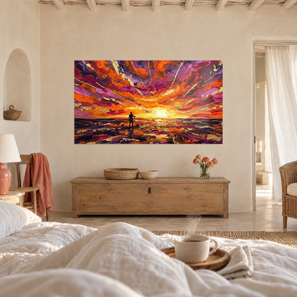 Gemälde Mann stehend auf seinem Stand-Up-Paddleboard, goldene Strahlen an einem roten und orangefarbenen Himmel, über einem Bett in einem hellen Schlafzimmer