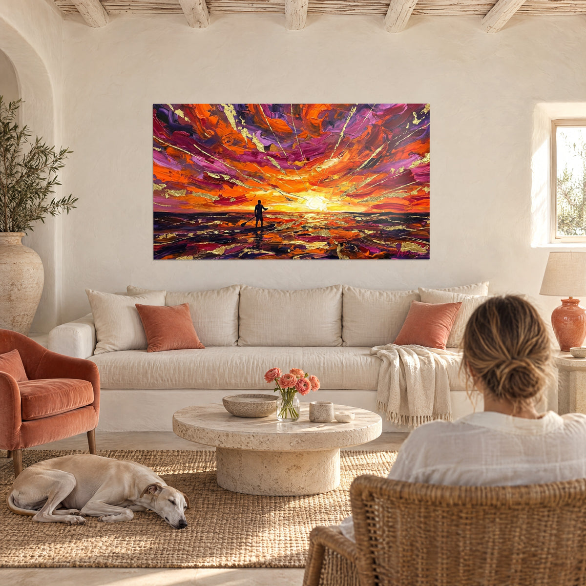 Gemälde Paddler-Silhouette gegen die Sonne, orangefarbener und violetter Himmel mit goldenen Streifen, über einem Sofa in einem hellen Wohnzimmer