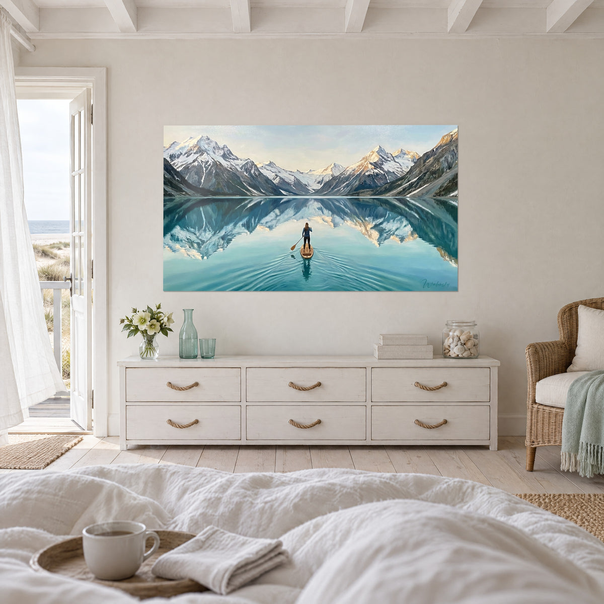 Tableau lac alpin miroir bleu-vert, crêtes neigeuses ocre et blanches reflétées dans l'eau, au-dessus d'un lit dans une chambre claire