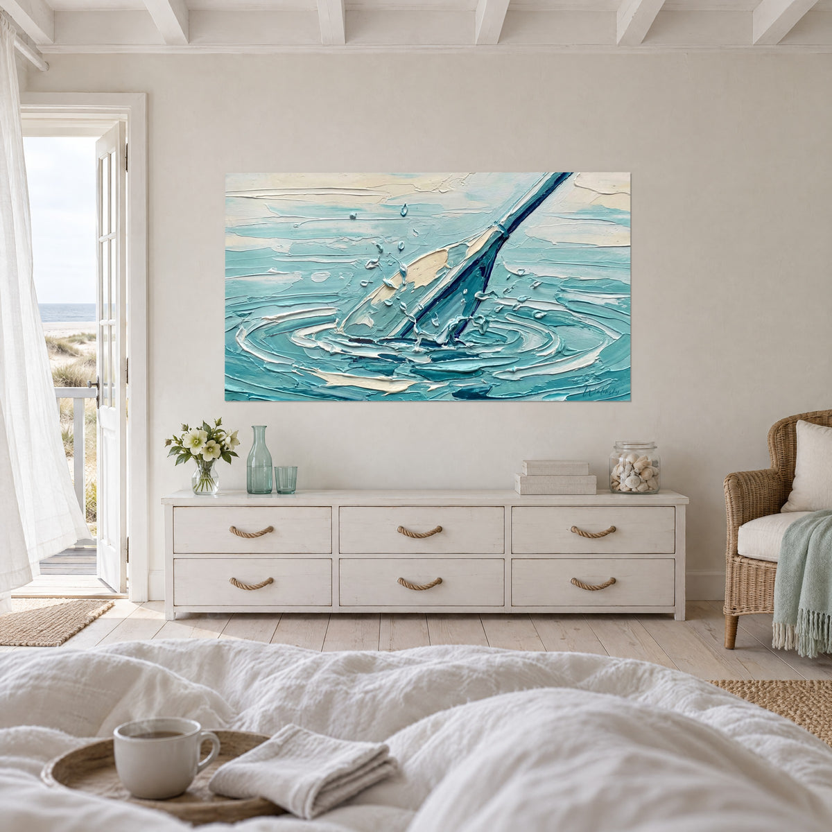 Schilderij ondergedompeld stand-up paddleboard, aqua en crèmewit, weggeslingerde druppels, boven een bed in een lichte slaapkamer