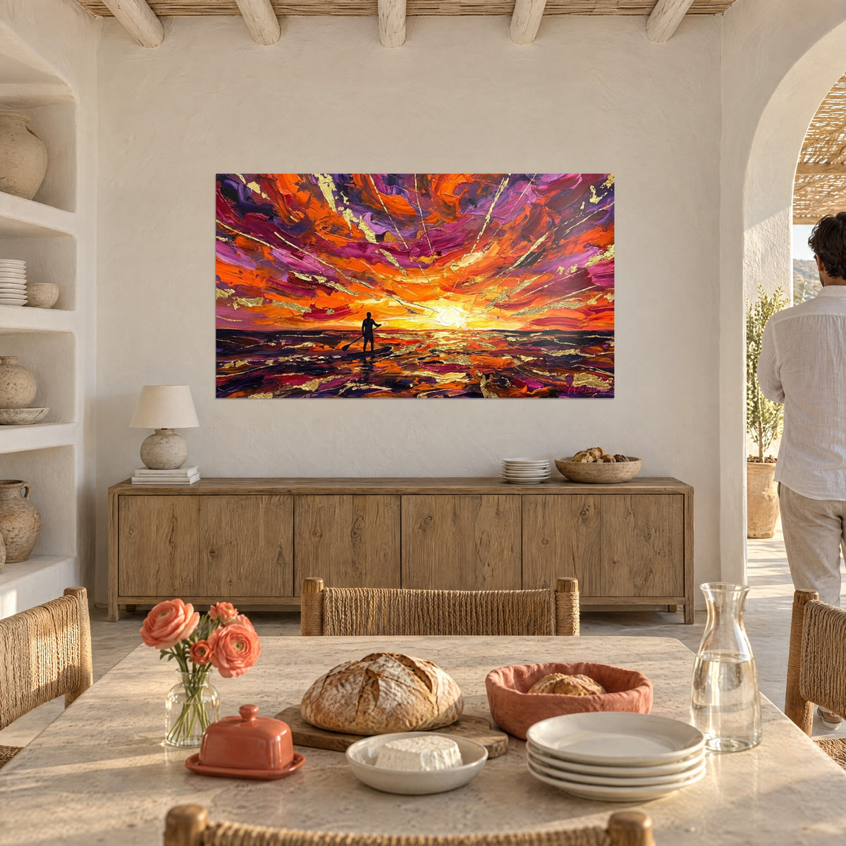 Gemälde feuriger Himmel in Spachteltechnik, weißgelbe Sonne über einem dunklen, goldgesprenkelten Meer, Orange und Violett, nahe einem gedeckten Tisch aufgehängt