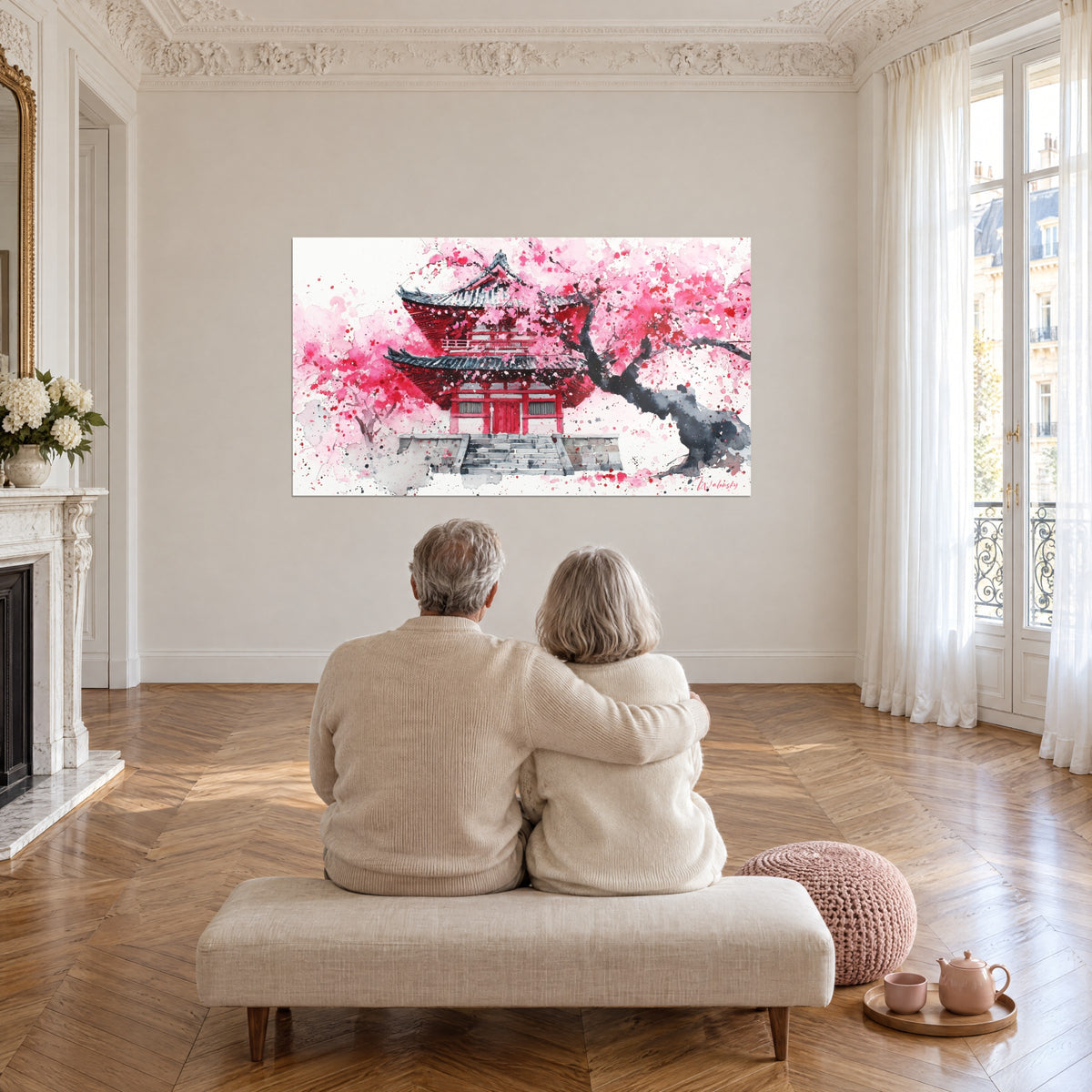 Πίνακας sakura πιτσιλισμένο με καρμίνι και απαλό ροζ μπροστά σε παγόδα, ηλικιωμένο ζευγάρι αγκαλιασμένο από πίσω, μεγάλο σαλόνι Haussmann με παρκέ σε ψαροκόκαλο
