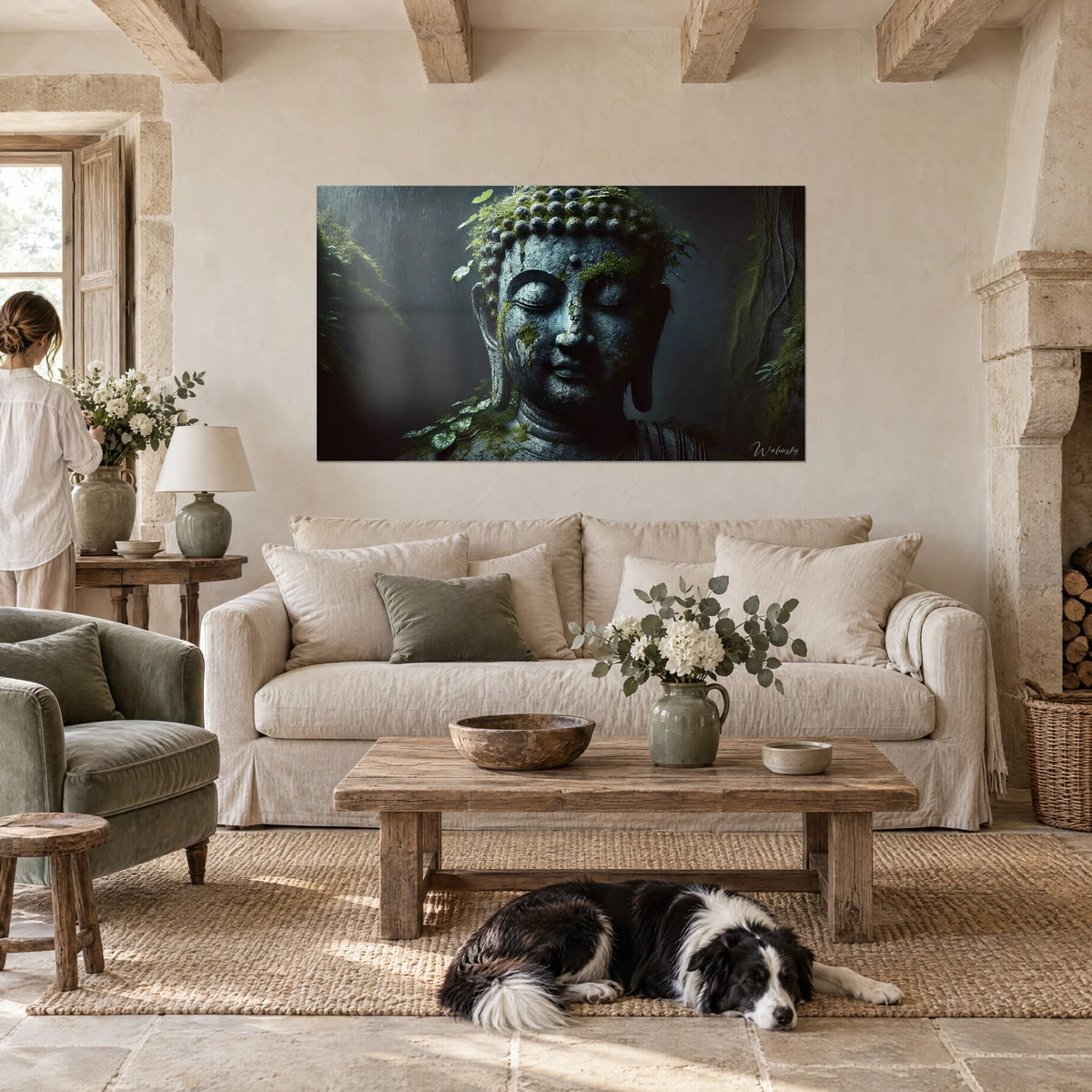 Quadro testa di Buddha ricoperta di muschio sotto la pioggia, blu ardesia e verde muschio, sopra un divano in un soggiorno luminoso
