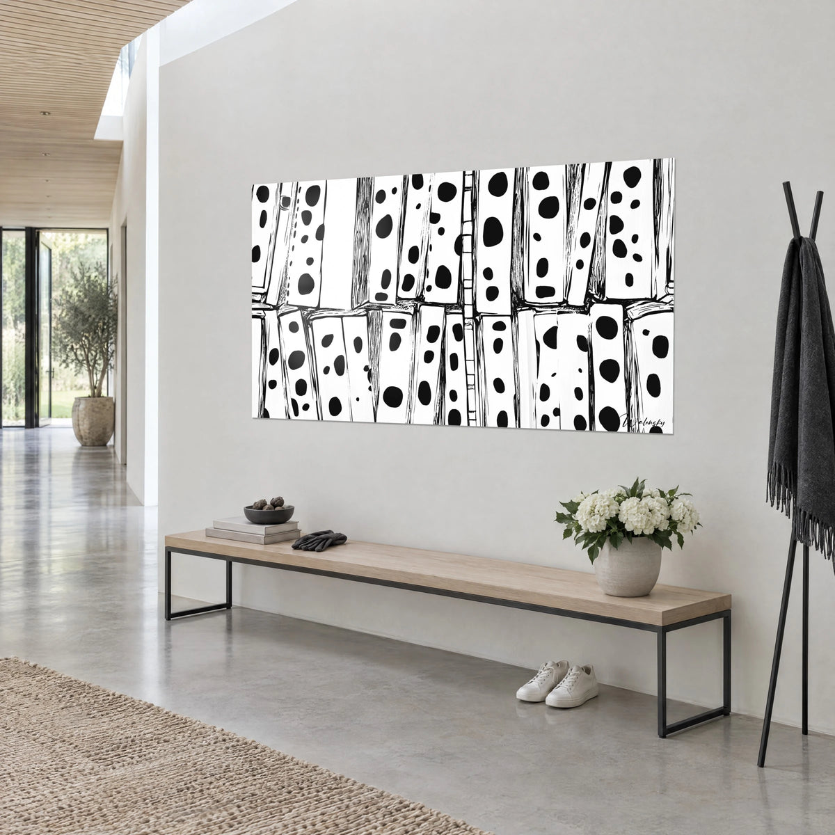 Quadro staccionata di listelli color crema macchiati di ebano, vista di tre quarti, panca in legno chiaro e bouquet bianco, parete grigia