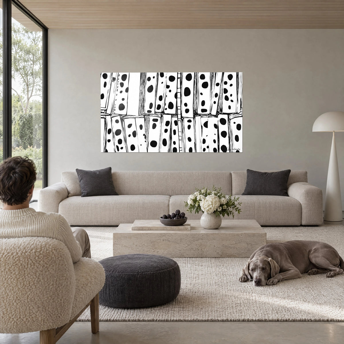 Quadro assi bianche punteggiate di cerchi neri, tratti d'inchiostro spessi, uomo di spalle e Weimaraner, sopra un divano in un soggiorno luminoso