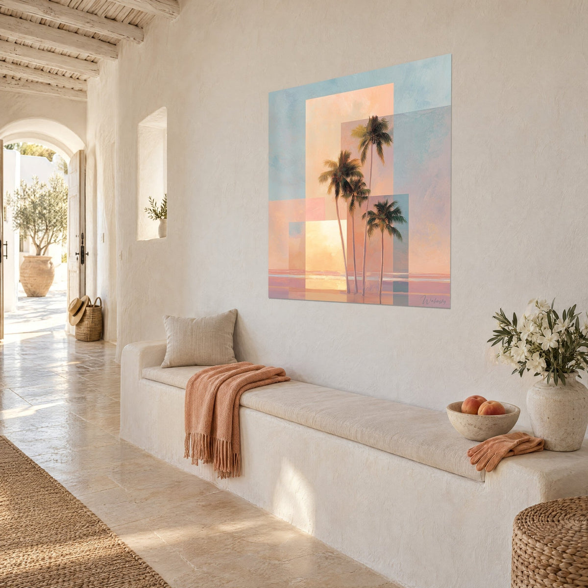 Quadro trio di palme su rettangoli albicocca e azzurro pallido, luce dorata al centro, parete bianca di una casa mediterranea