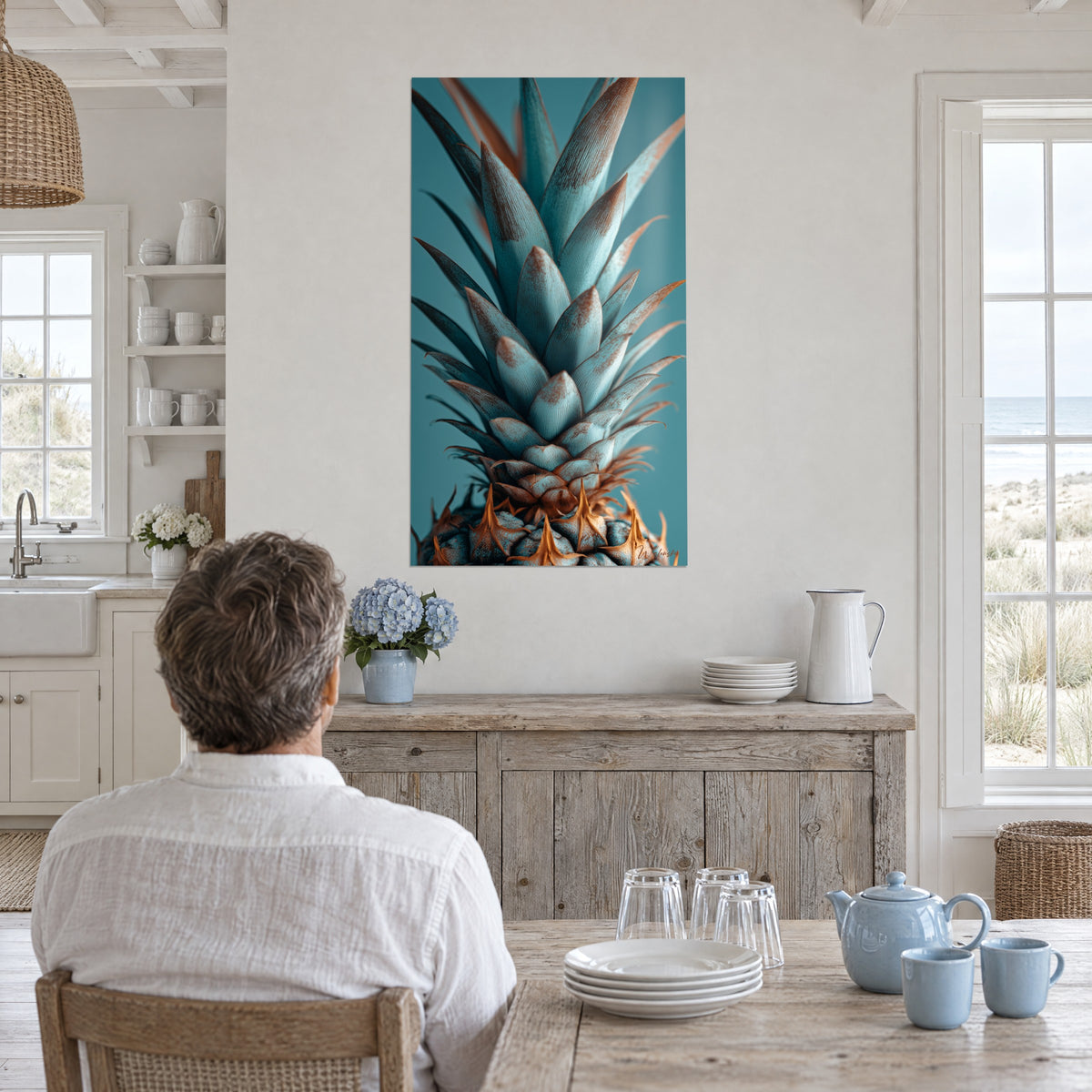 Tableau fruit tropical aux écailles texturées bleu sarcelle et cuivre, mur lambrissé blanc devant une table