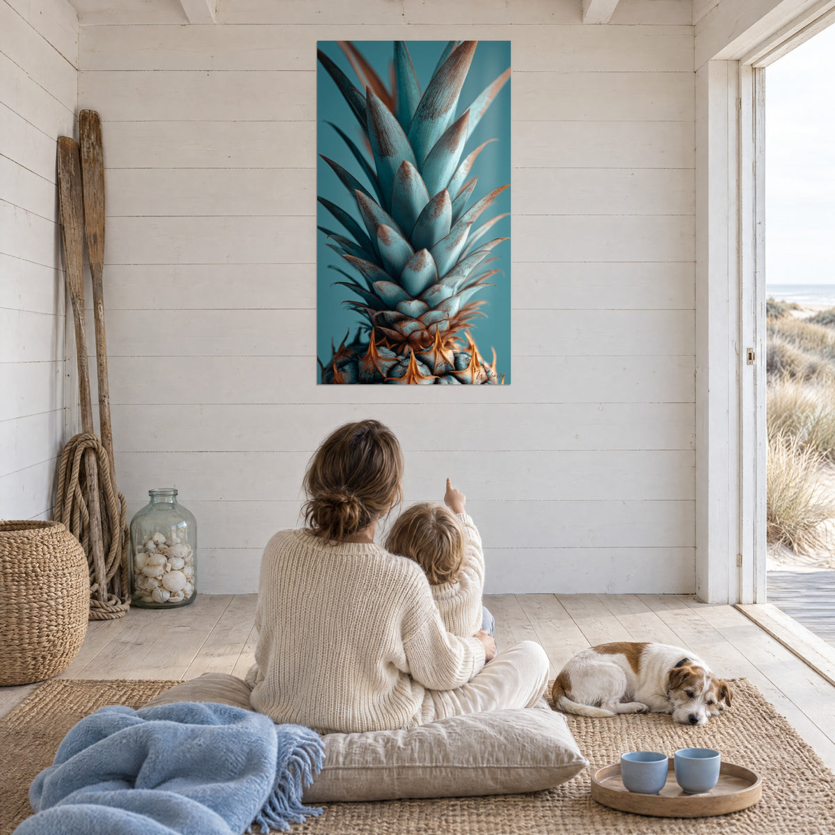 Tableau ananas aux feuilles pointues bleu glacier et rouille, mur blanc d'une pièce ouverte sur les dunes